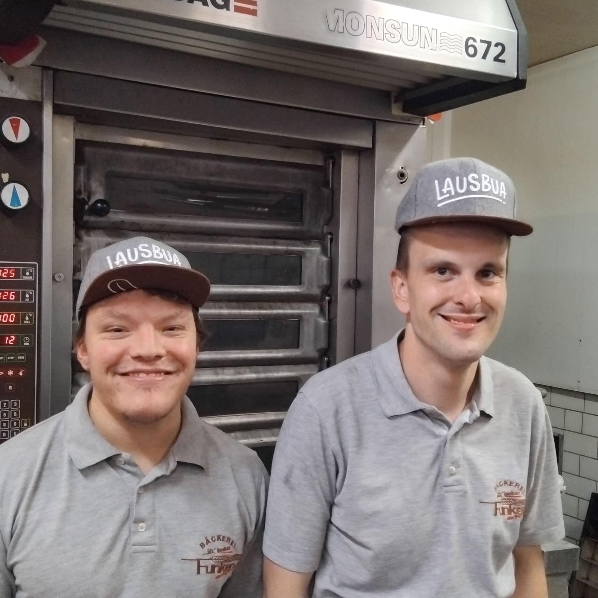 Leonard Simon (r.) und Robert Monschau freuen sich über die Arbeit in der Backstube. Hier sei es viel abwechslungsreicher als in der Werkstatt.