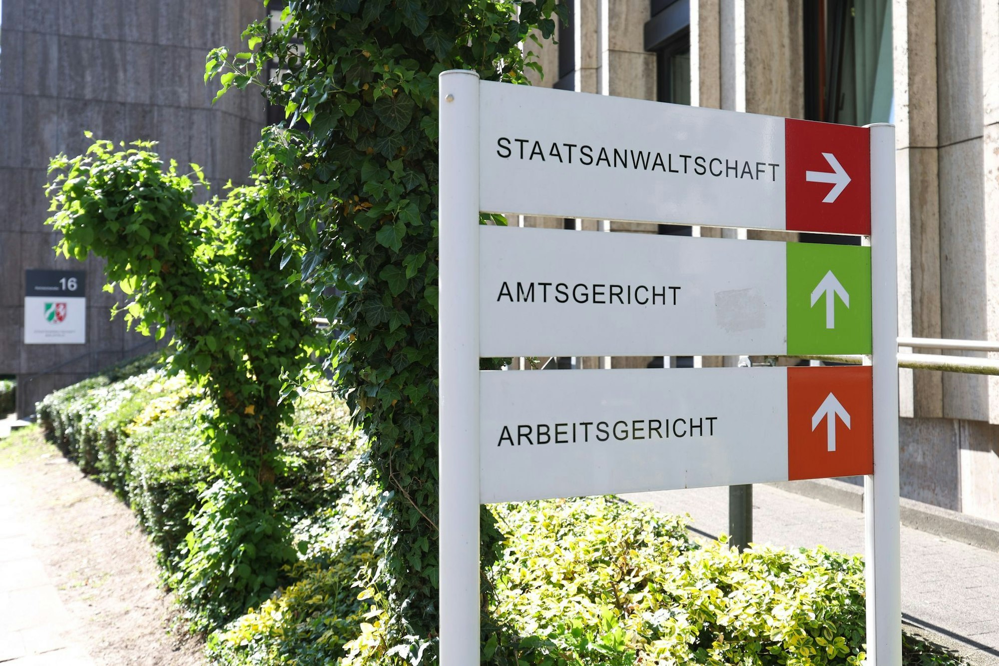 Gegen fünf Männer ist Anklage wegen gewerbsmäßigen Bandenbetrugs erhoben worden (Archivbild)