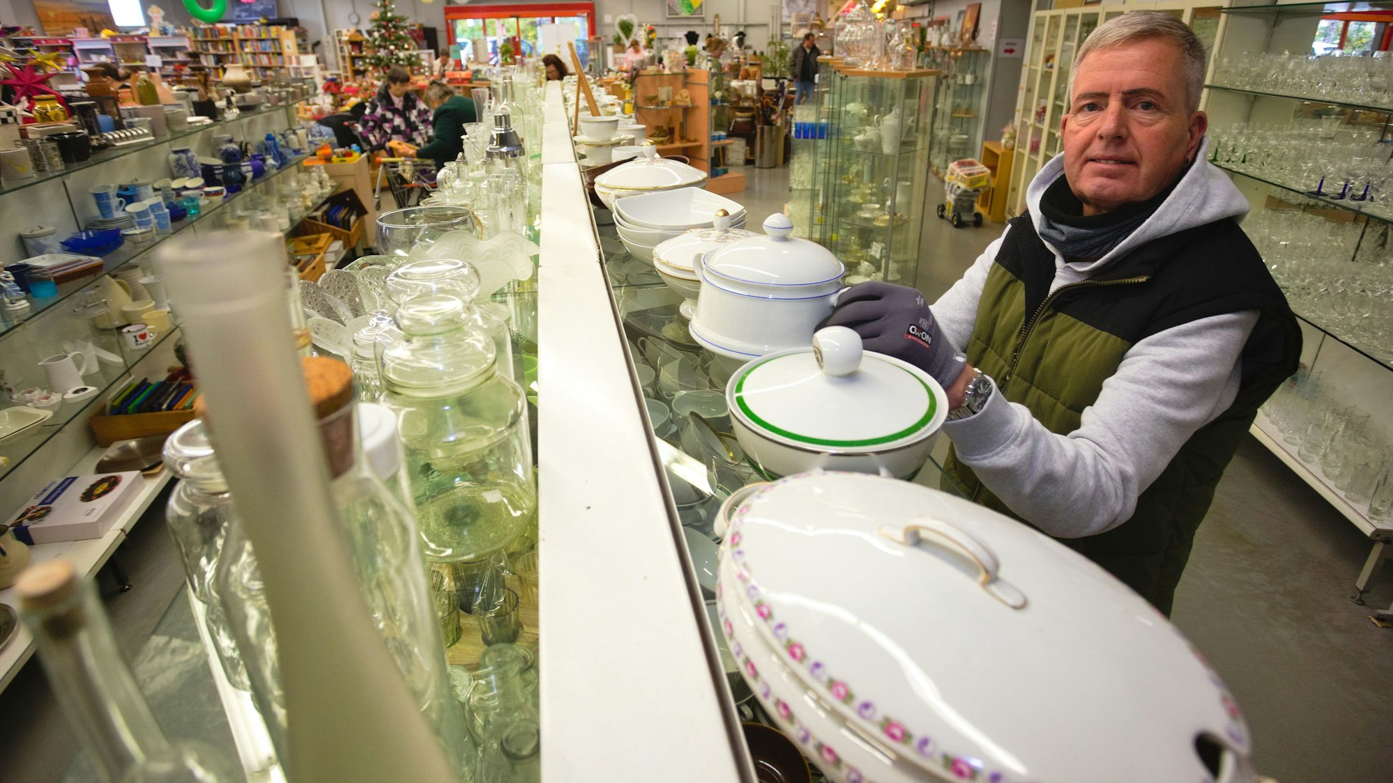 Bis er einen neuen Job gefunden hat, engagiert sich der frühere Geschäftsinhaber Thomas Braatz im Waldbröler „Kaufhaus für Alle“. Haushaltswaren Wehner, das eigene Geschäft, hat der heutige 56-Jährige im August 2025 aufgegeben.