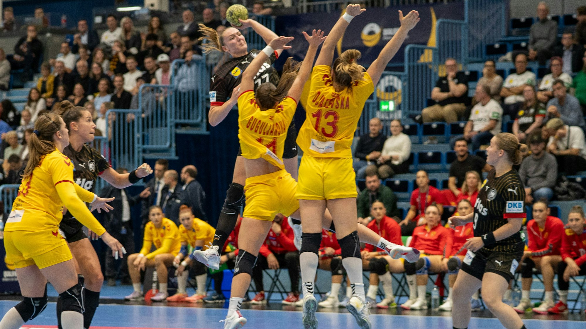 Viola Leuchter setzt zum Sprungwurf über die nordmazedonische Abwehr an.