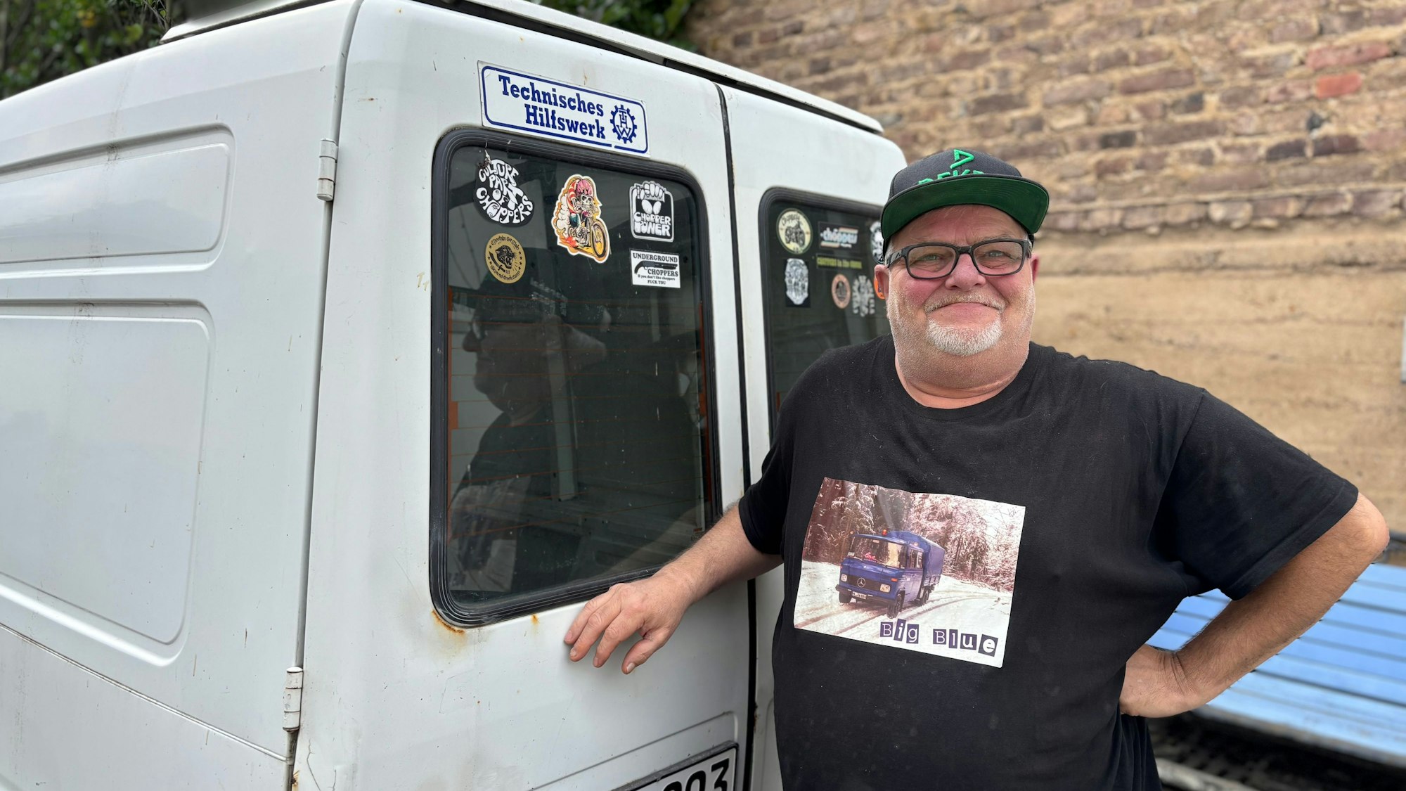 Thomas Fillmann steht an einem weißen Fiat Fiorino. Er möchte den Kastenwagen als Minicamper herrichten.