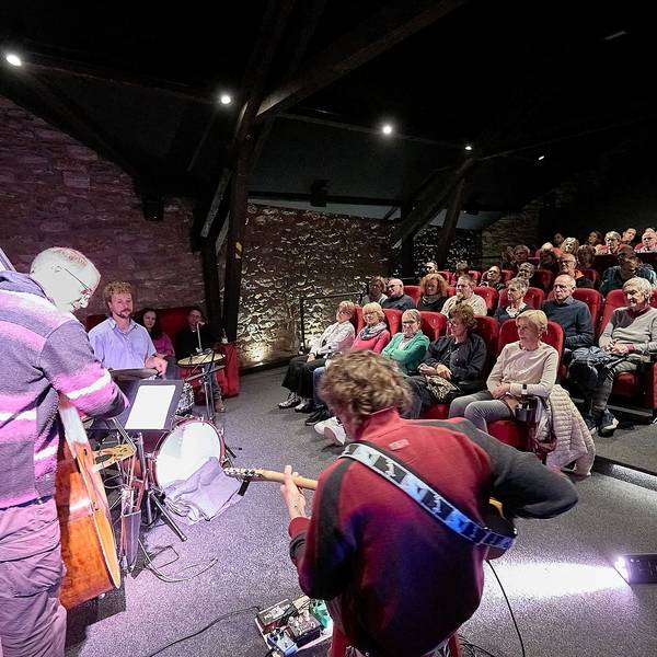 Das Bild zeigt die Band mit ihrem Publikum.