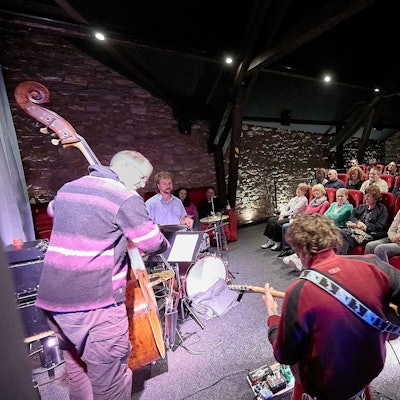 Das Bild zeigt die Band mit ihrem Publikum.