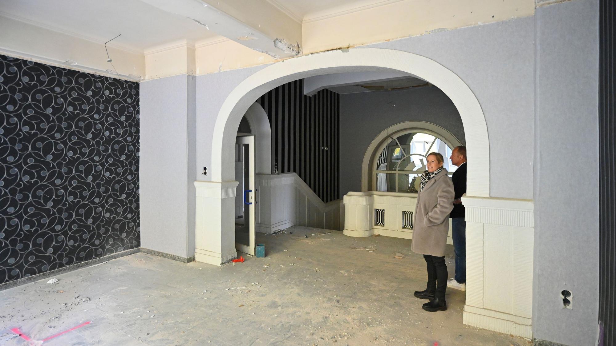 Der repräsentative Altbau mit viel Tapete.