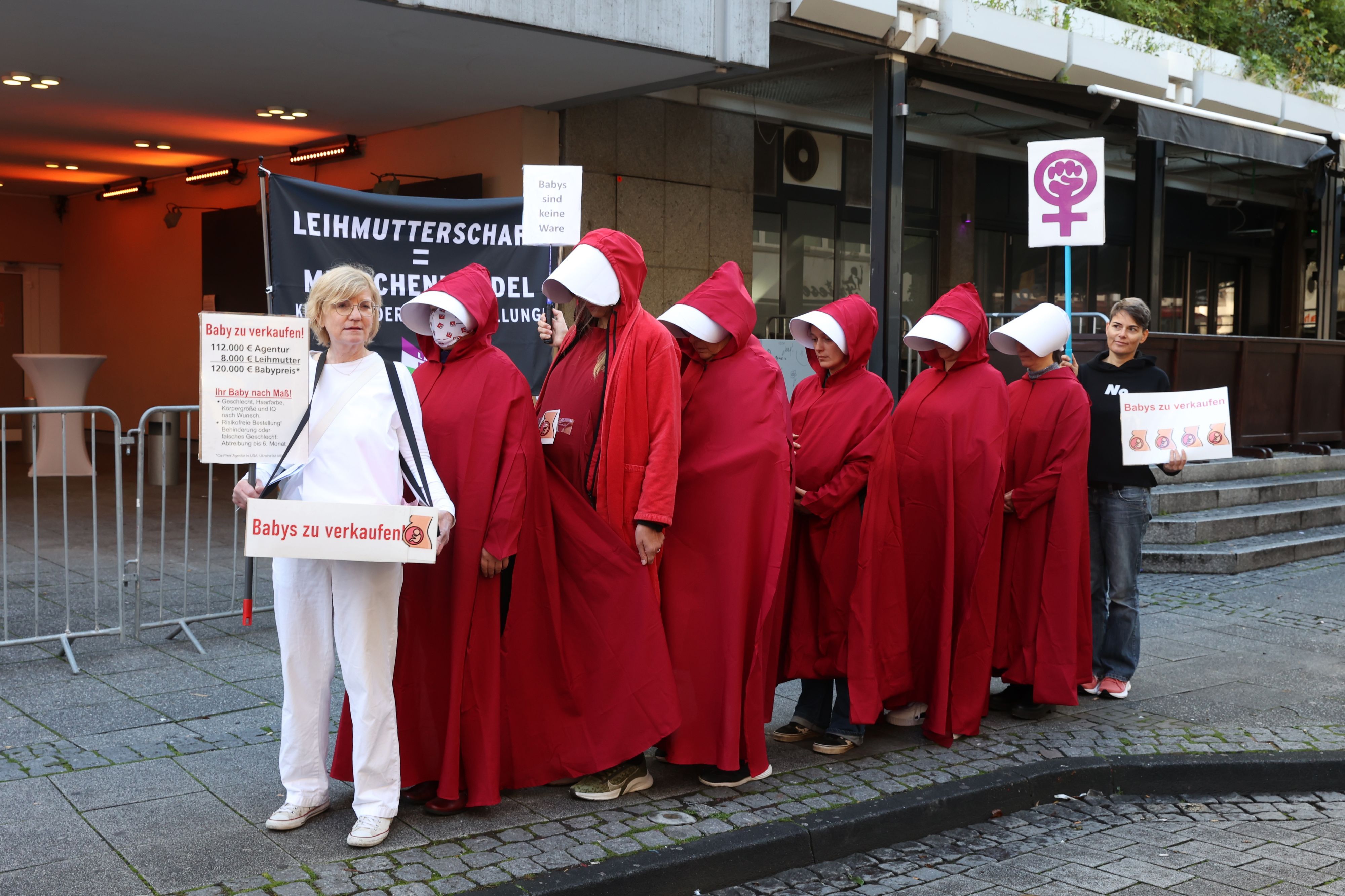 Bereits seit Jahren gibt es Protestaktionen gegen eine Kölner Kinderwunsch-Messe, die in den Satorysälen stattfindet. Das Foto zeigte Proteste im Jahr 2023. (Archivbild)