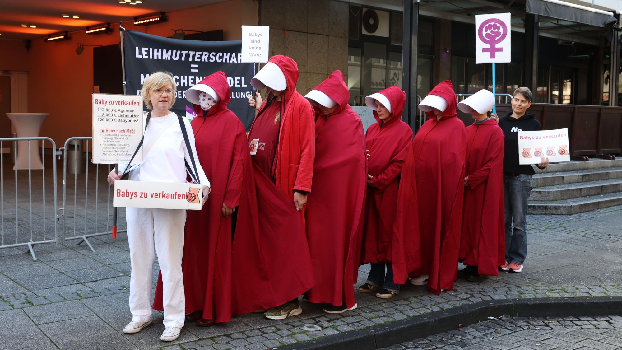 Bereits seit Jahren gibt es Protestaktionen gegen eine Kölner Kinderwunsch-Messe, die in den Satorysälen stattfindet. Das Foto zeigte Proteste im Jahr 2023. (Archivbild)
