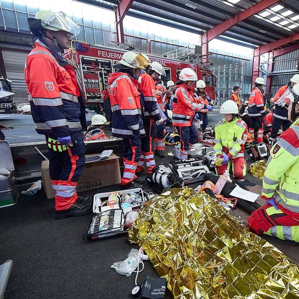 Das Bild zeigt einen Moment der Katastrophenschutzübung in Hellenthal. Zu sehen sind viele Rettungsdienstler.