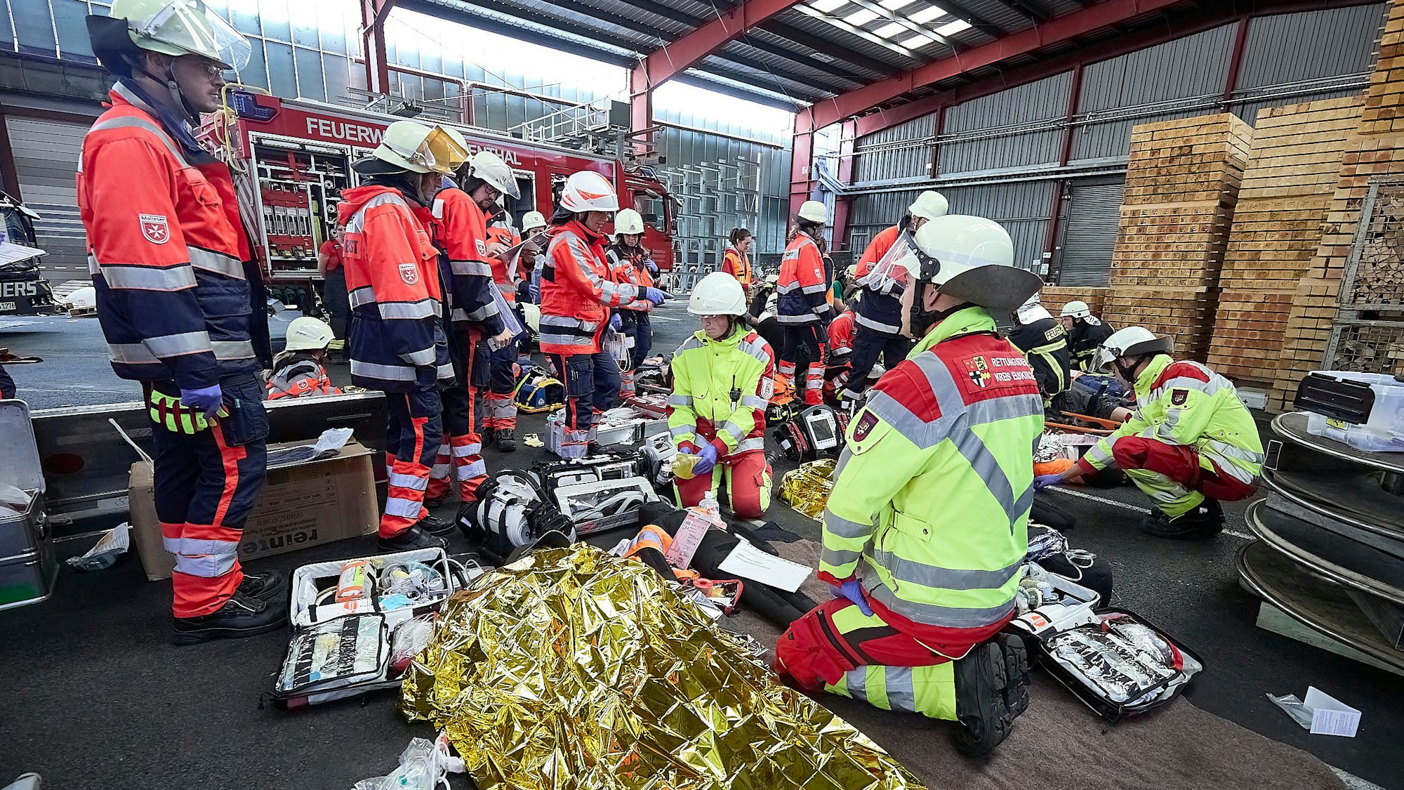Das Bild zeigt einen Moment der Katastrophenschutzübung in Hellenthal. Zu sehen sind viele Rettungsdienstler.