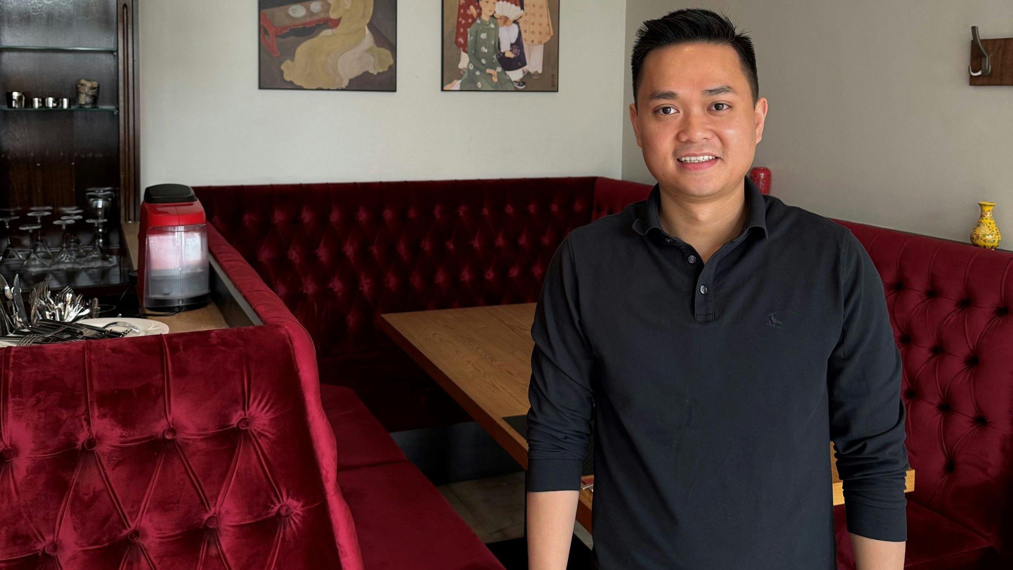 Ein Mann lächelt in die Kamera.