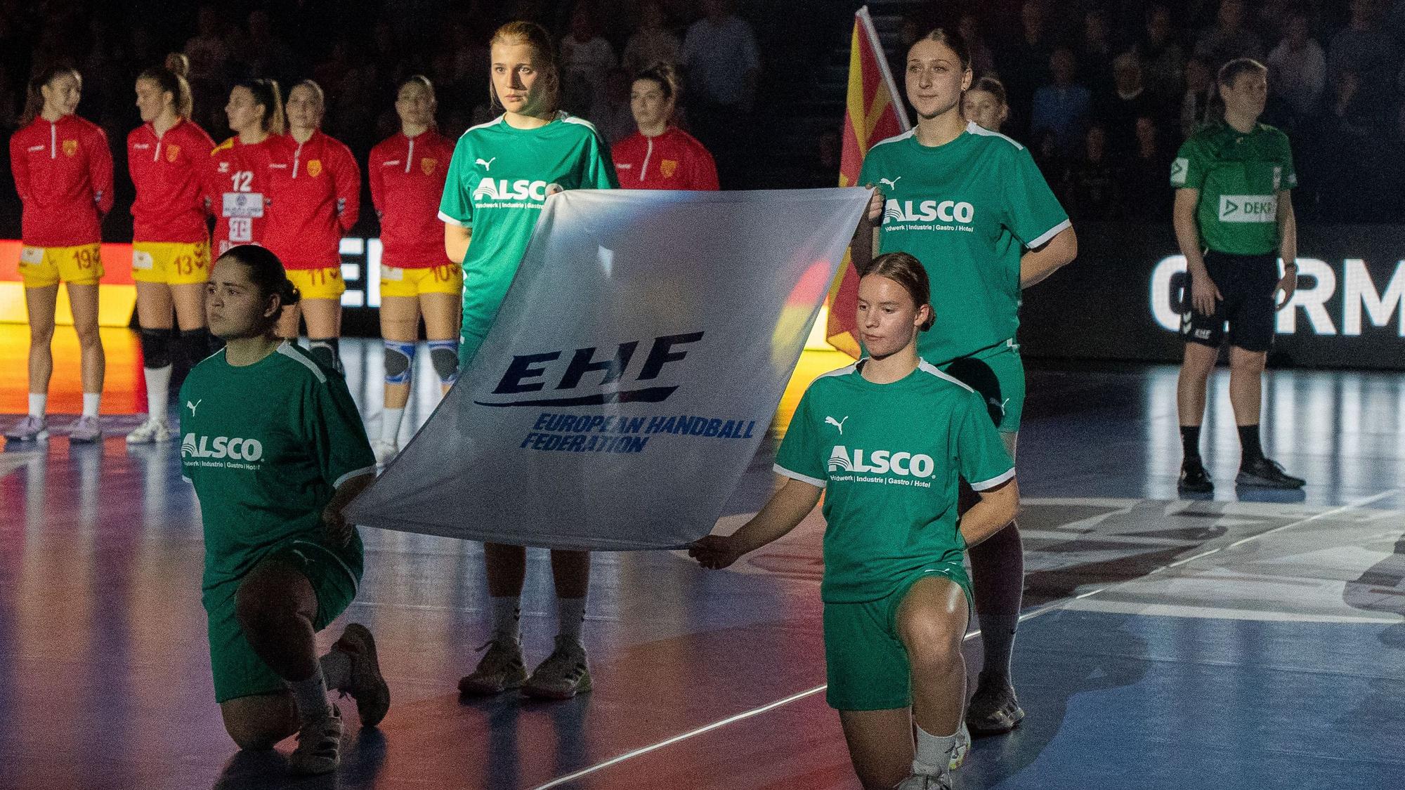 Jugendhandballerinnen der HBD Löwen mit der EHF-Fahne.