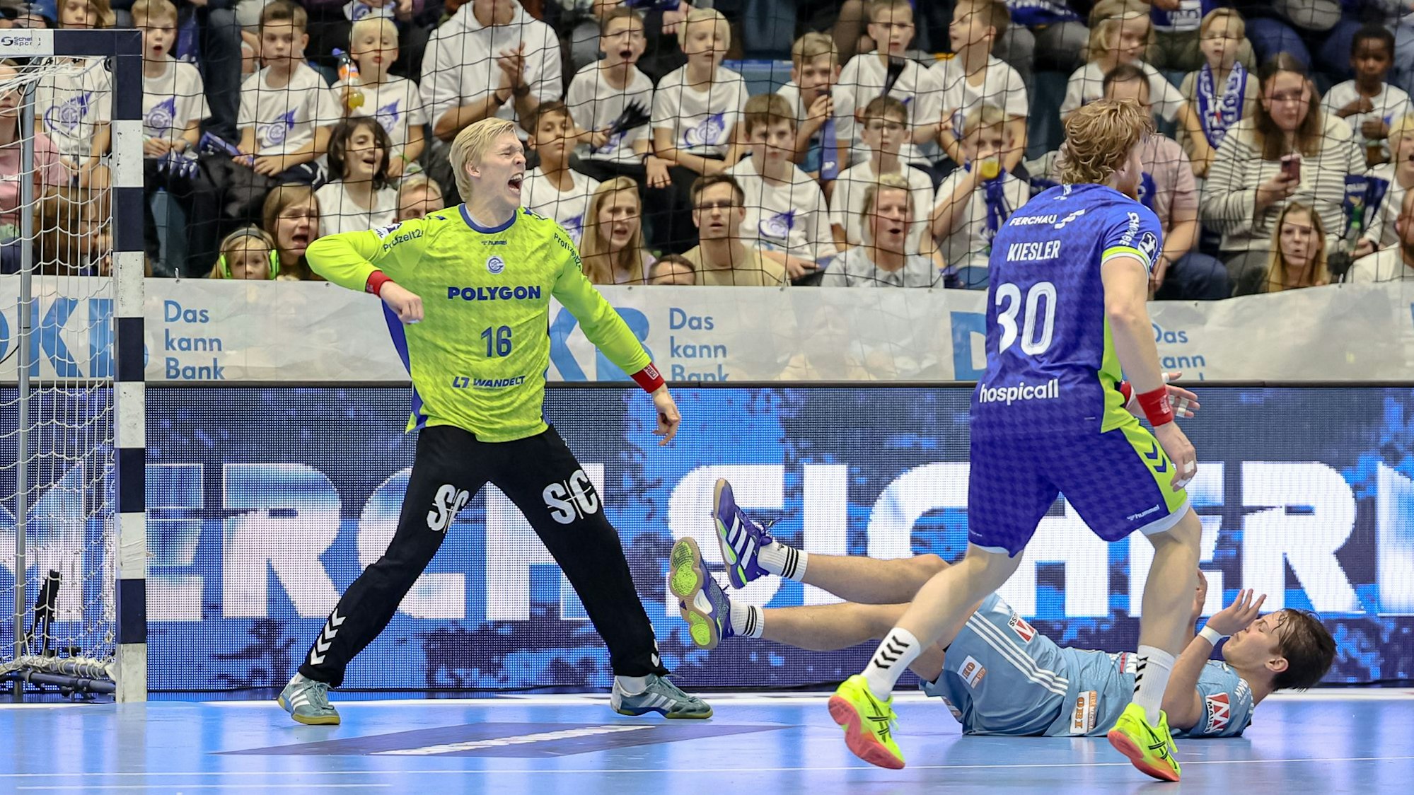 VfL-Torhüter Bertram Obling zeigt nach einer Parade Emotionen.