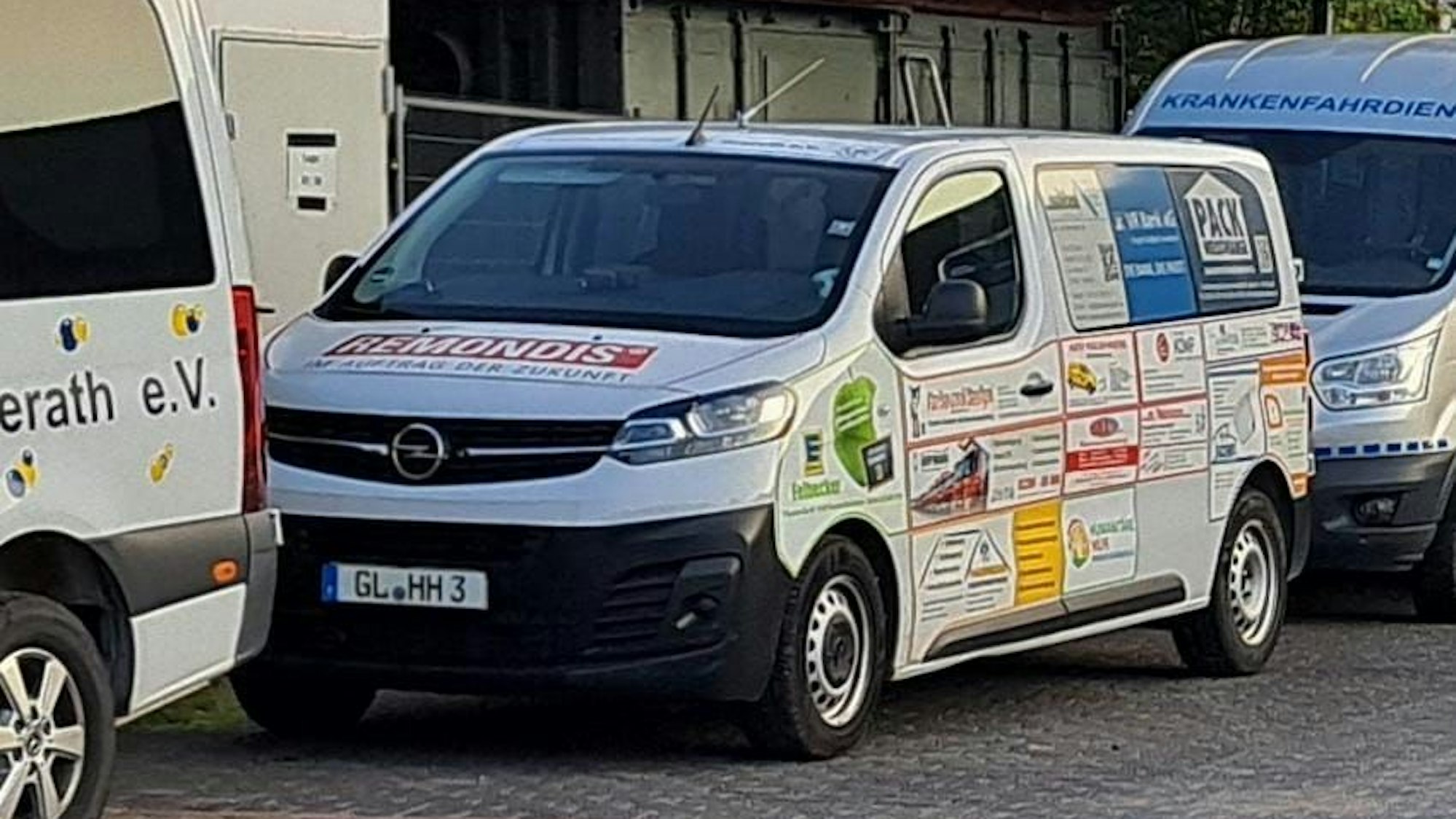Ein Opel Zafira, der mit Werbung beklebt ist, steht auf dem Gelände der Humanitären Hilfe Overath.