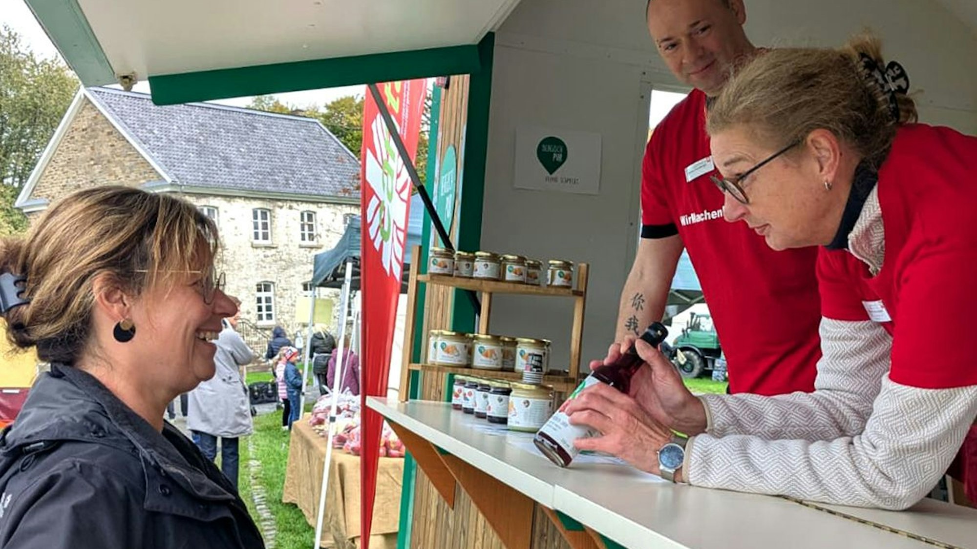 Ihre Kooperation haben Vertreter von Caritas und des Regionalvermarktungsvereins in Lindlar vorgestellt.