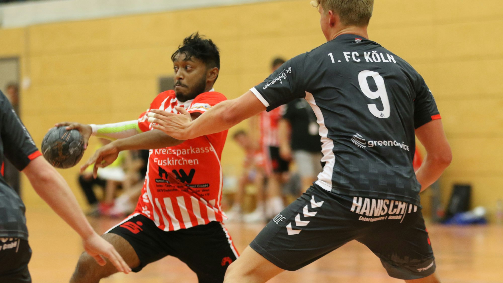 Das Bild zeigt den Obengenannten während des Spiels gegen den 1. FC Köln.