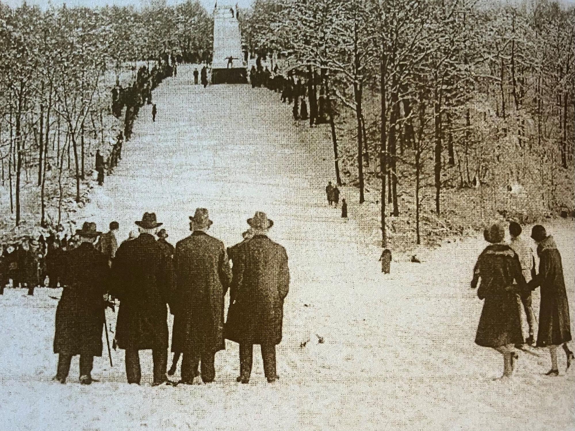 Ein Schwarz-Weiß-Foto: Zu sehen ist eine selbst gebaute Sprungschanzen bei Wipperfürth-Kreuzberg, im Winter 1931.