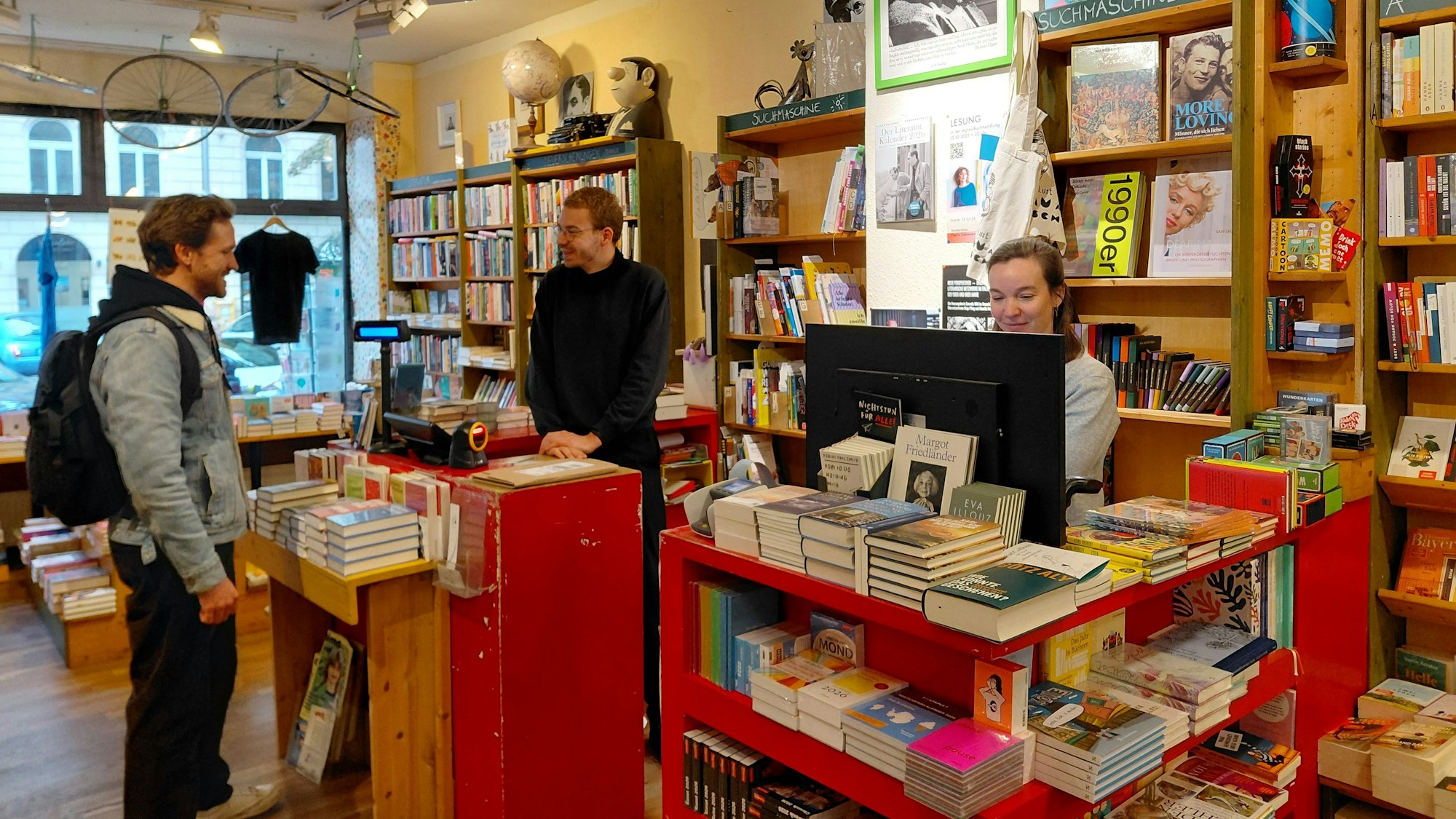 In der Agnes Buchhandlung haben Hendrik Schlüter (M.) und Amrei Hölcke (r.) gut zu tun – das Viertel bietet ihnen viele junge Kunden.