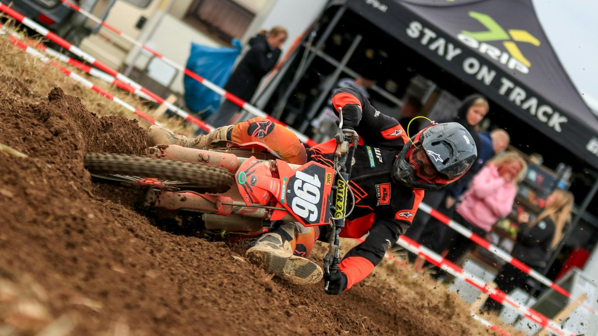 Ein Motocrossfahrer während eines Rennens.