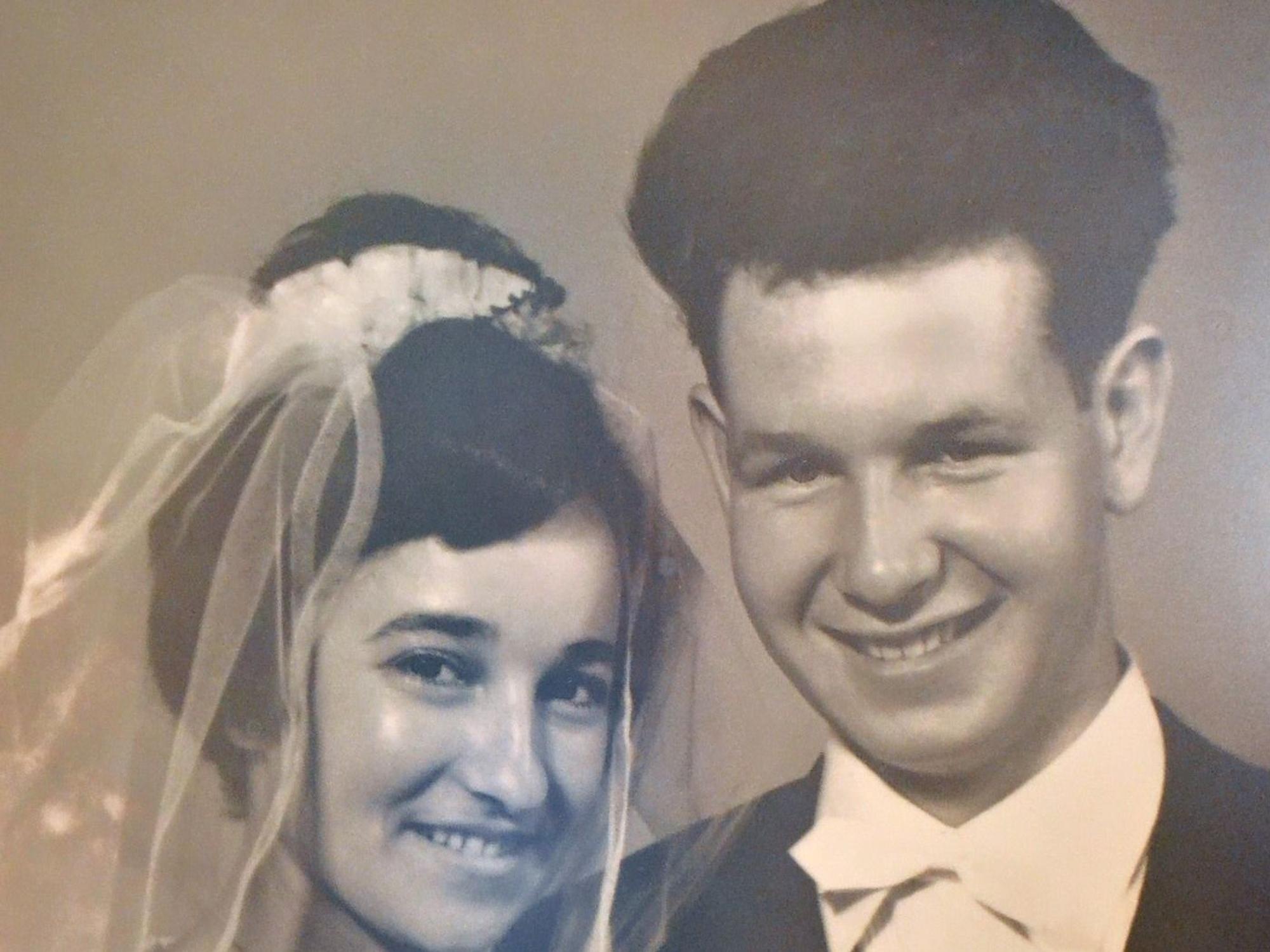 Das Schwarz-Weiß-Bild zeigt Anneliese und Hans-Dieter Büschkes bei ihrer Hochzeit.