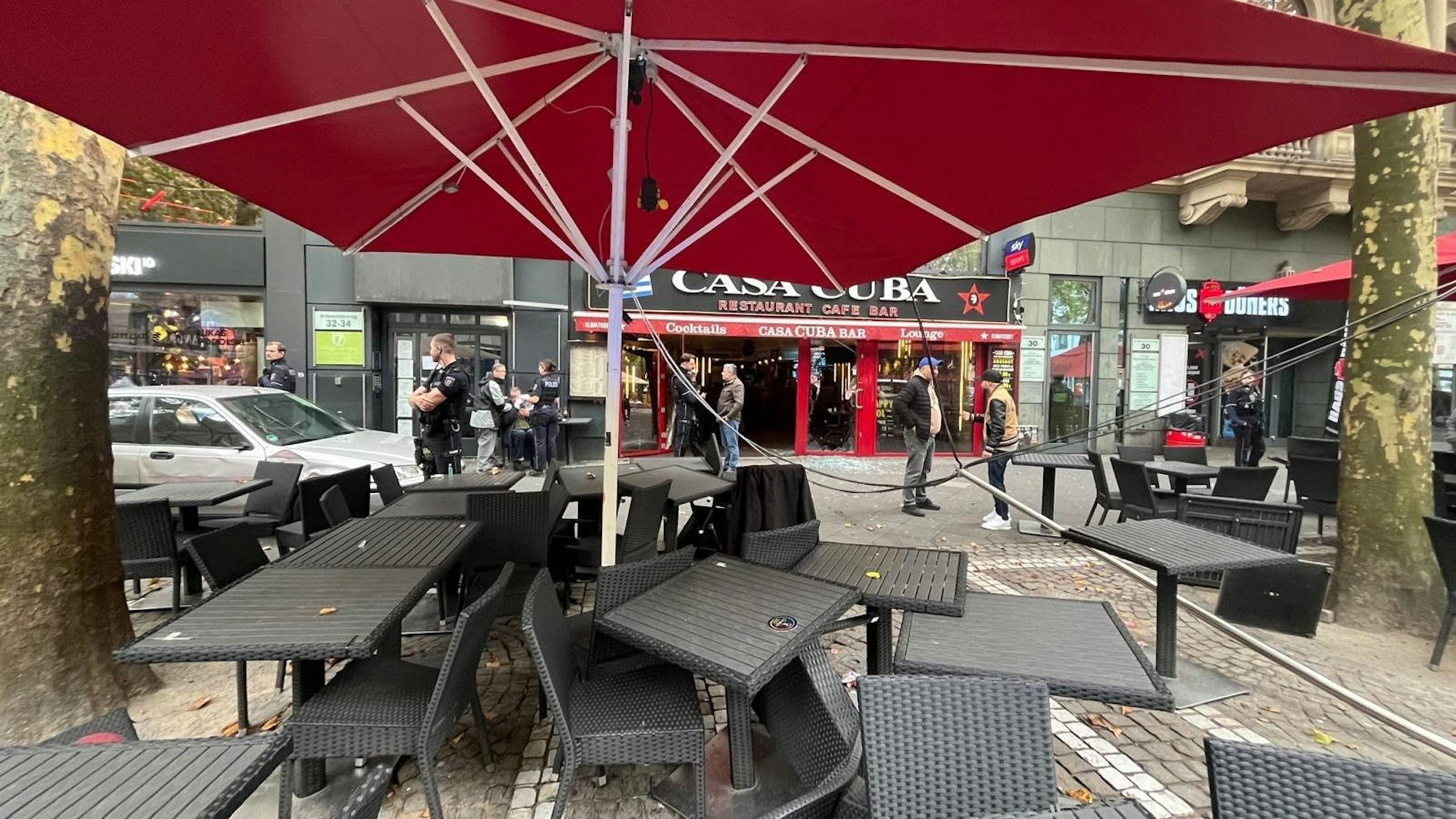 In diese Bar fuhr der Mann mit seinem Wagen.