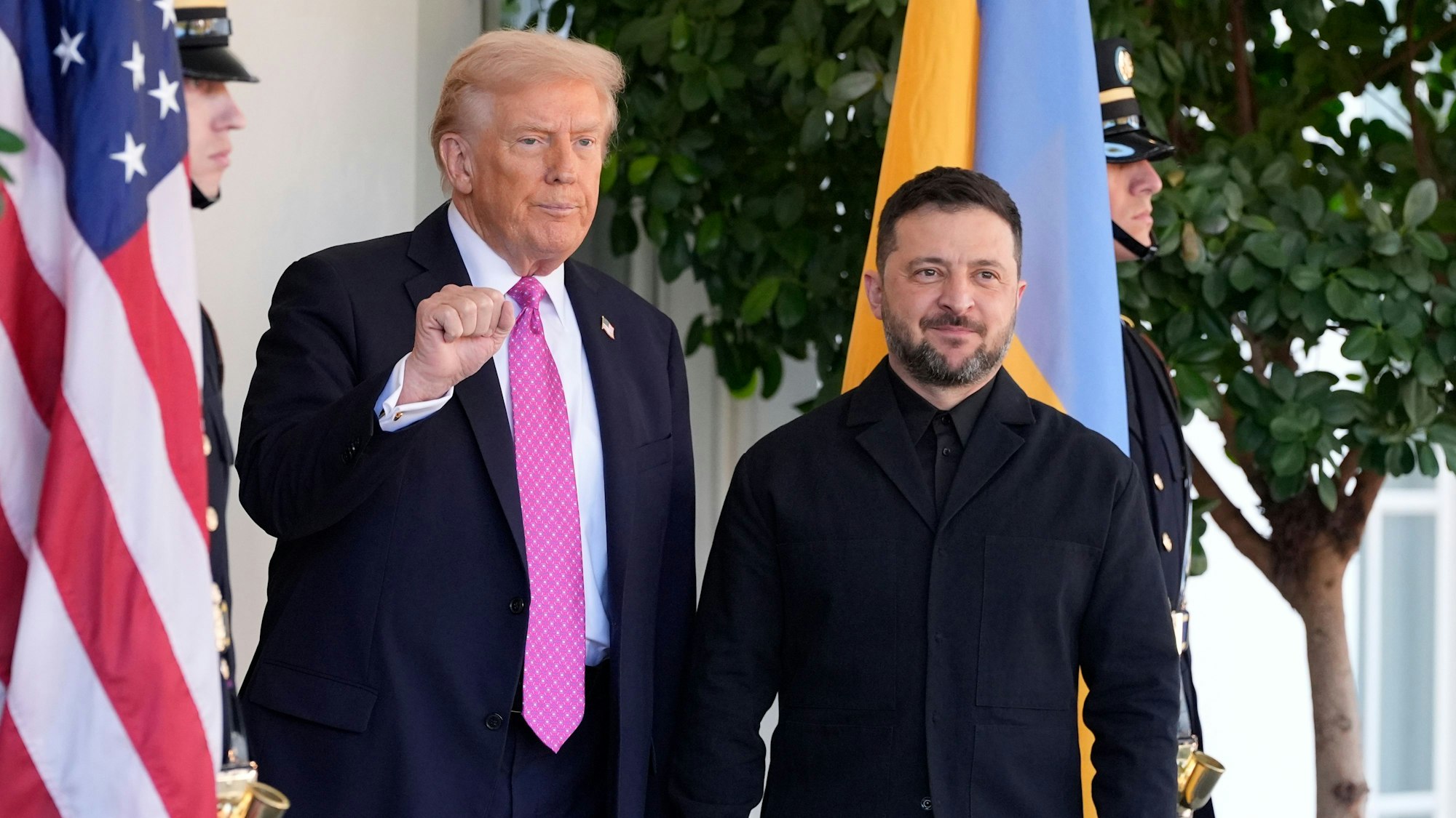 dpatopbilder - 17.10.2025, USA, Washington: US-Präsident Donald Trump (l) gestikuliert neben dem ukrainischen Präsidenten Wolodymyr Selenskyj beim Empfang im Weißen Haus. Foto: Alex Brandon/AP/dpa +++ dpa-Bildfunk +++