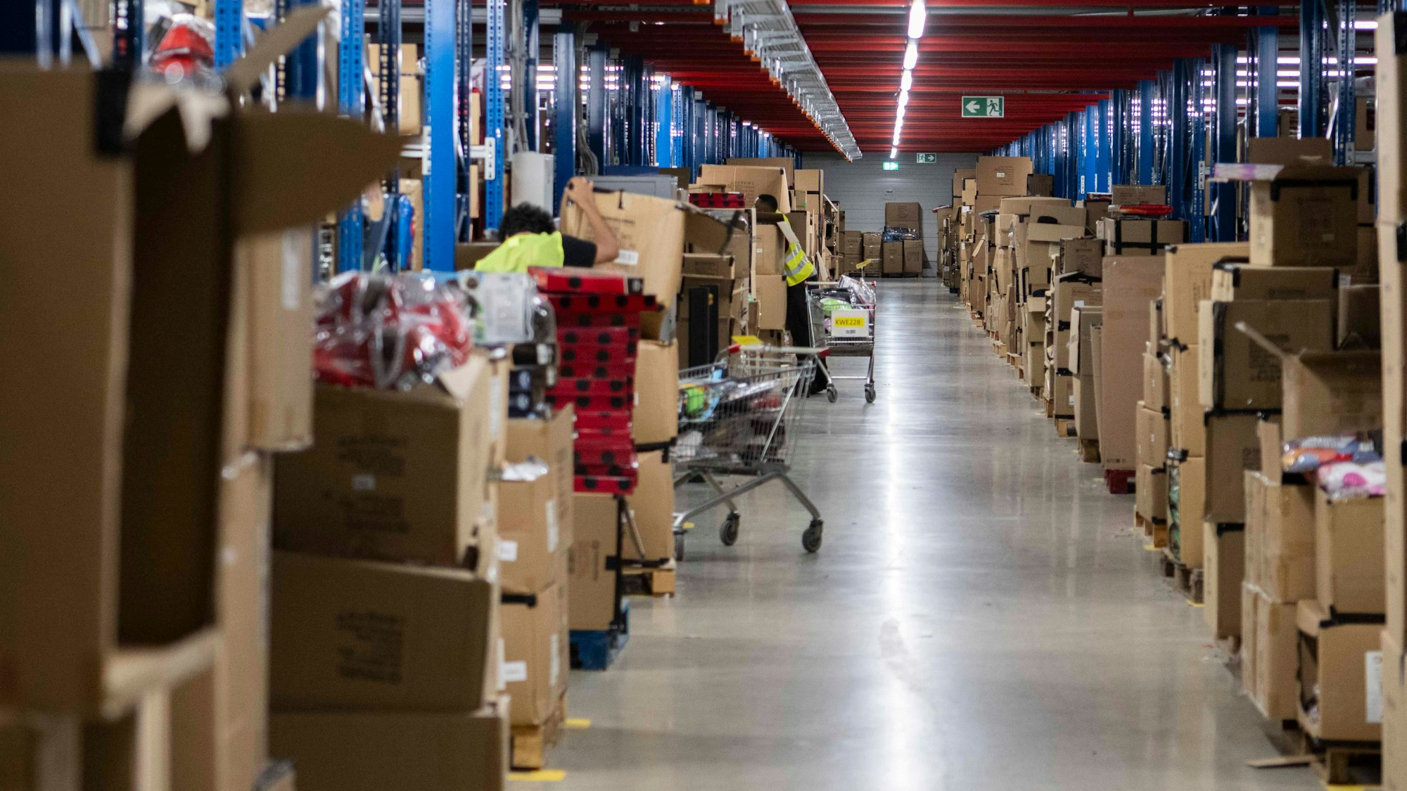 Das Bild zeigt einen Blick ins große Regallager.