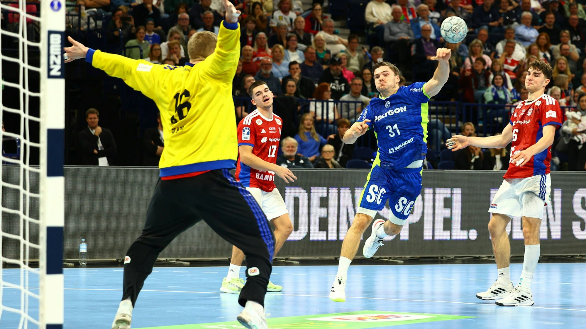 VfL-Handballer Kay Smits im Wurf.