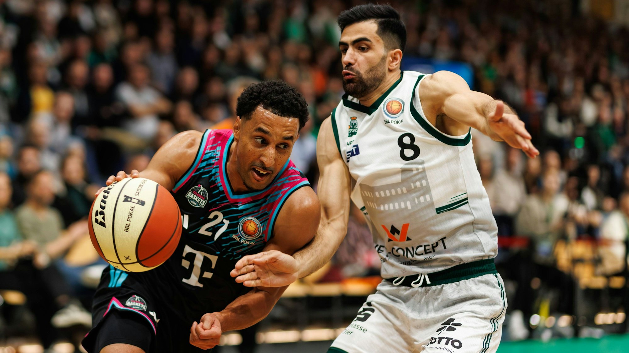 Bonns Shooting Guard Joel Aminu (links) hängt Triers Behnam Yakhchali ab.