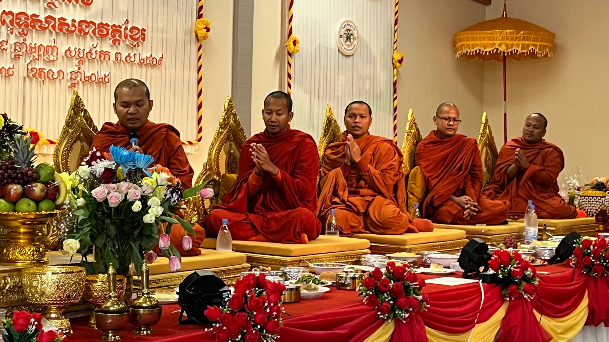 Das Foto zeigt Buddhistische Mönche.