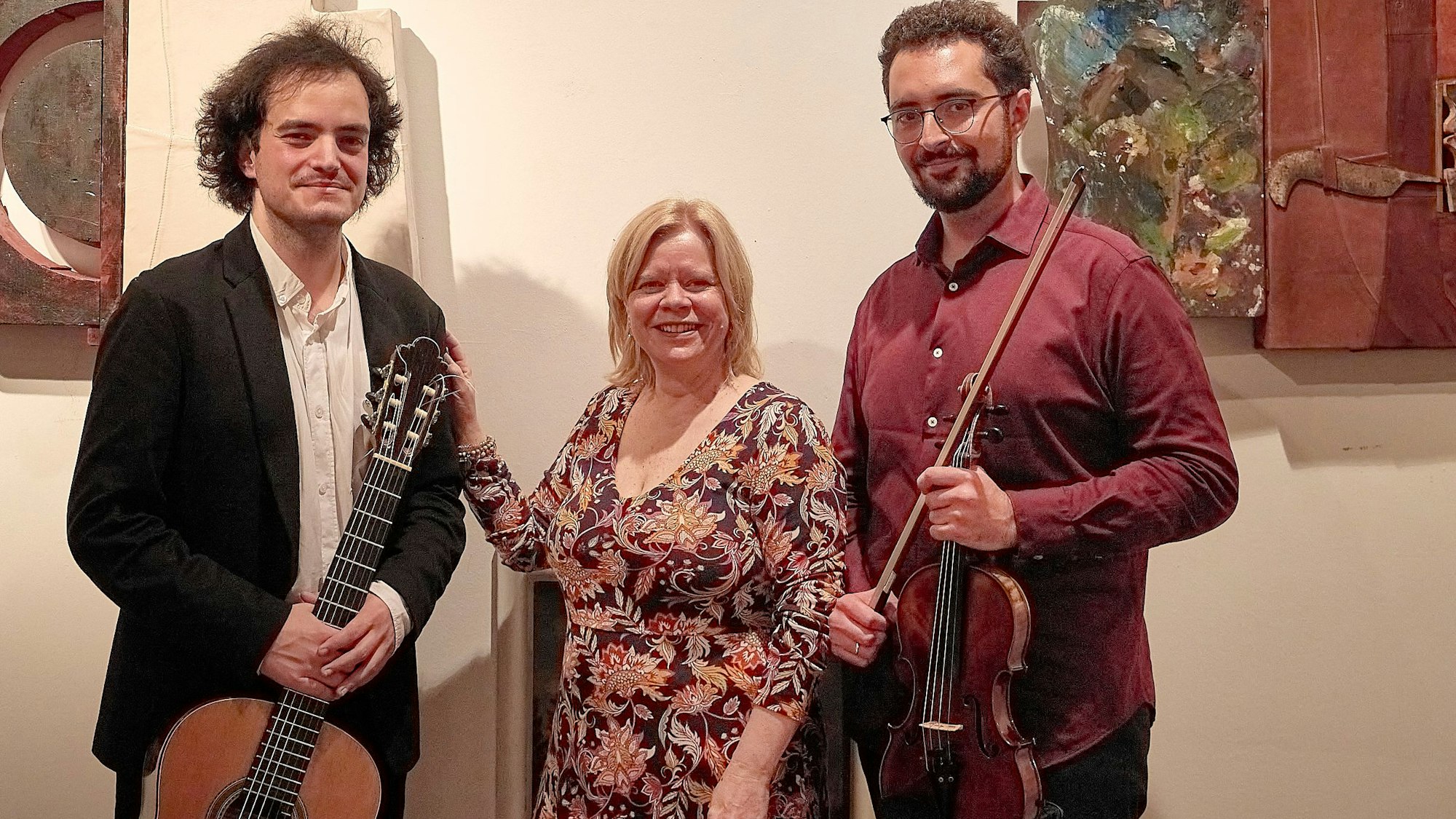 Das Bild zeigt die obengenannten Künstler nach dem Konzert bei einem Gruppenfoto.