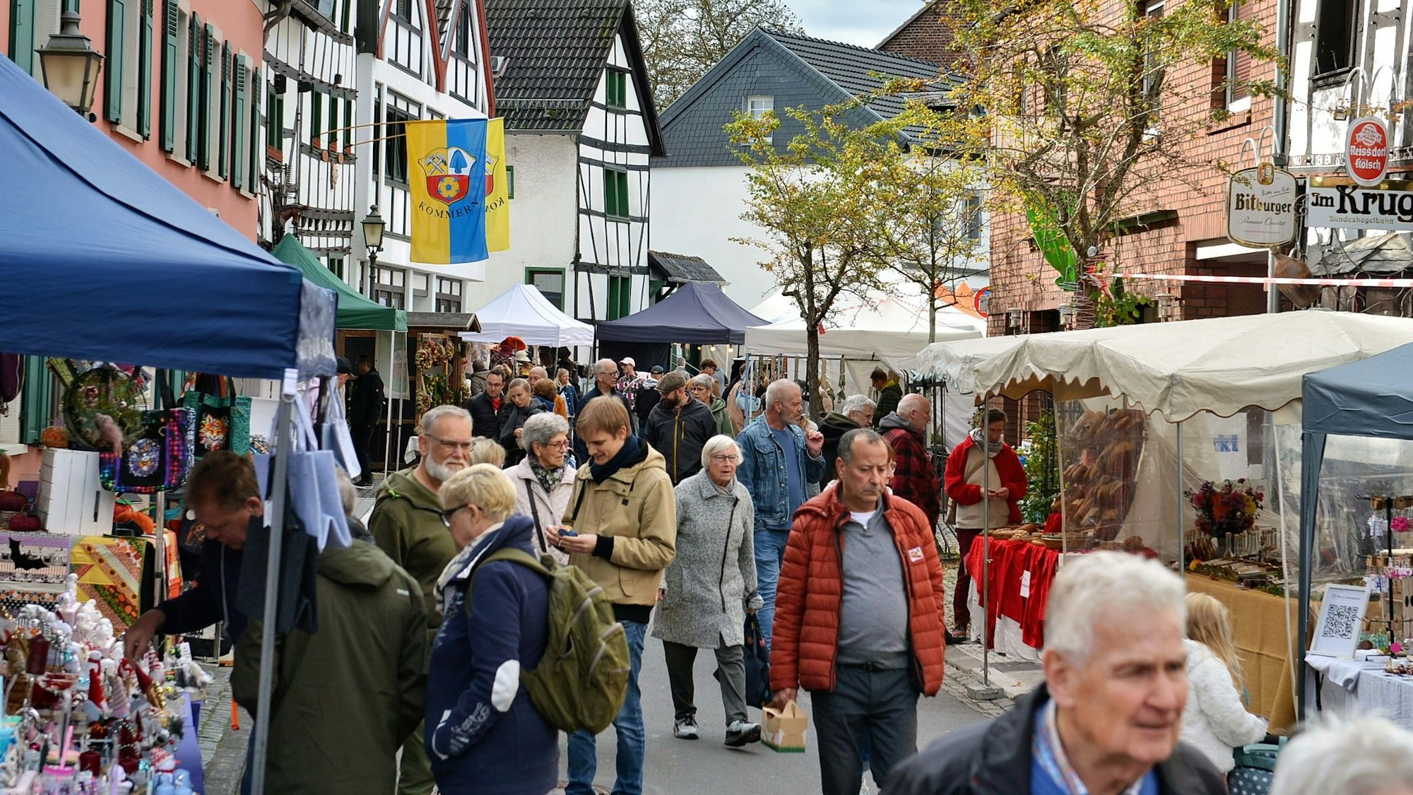 Besucher schlendern vorbei an den Ständen des Handwerkermarktes in Kommern.