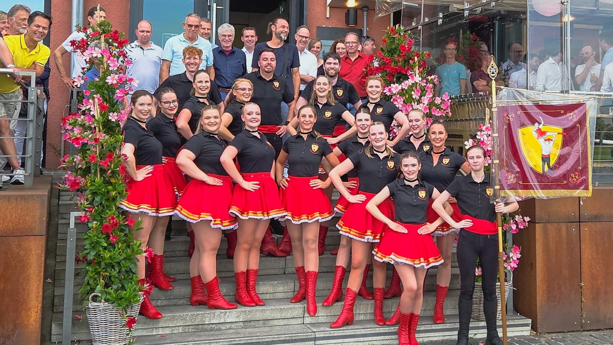Die Bürgergarde Rösrath steht vor dem Lokal „Joseph's“ in Köln.