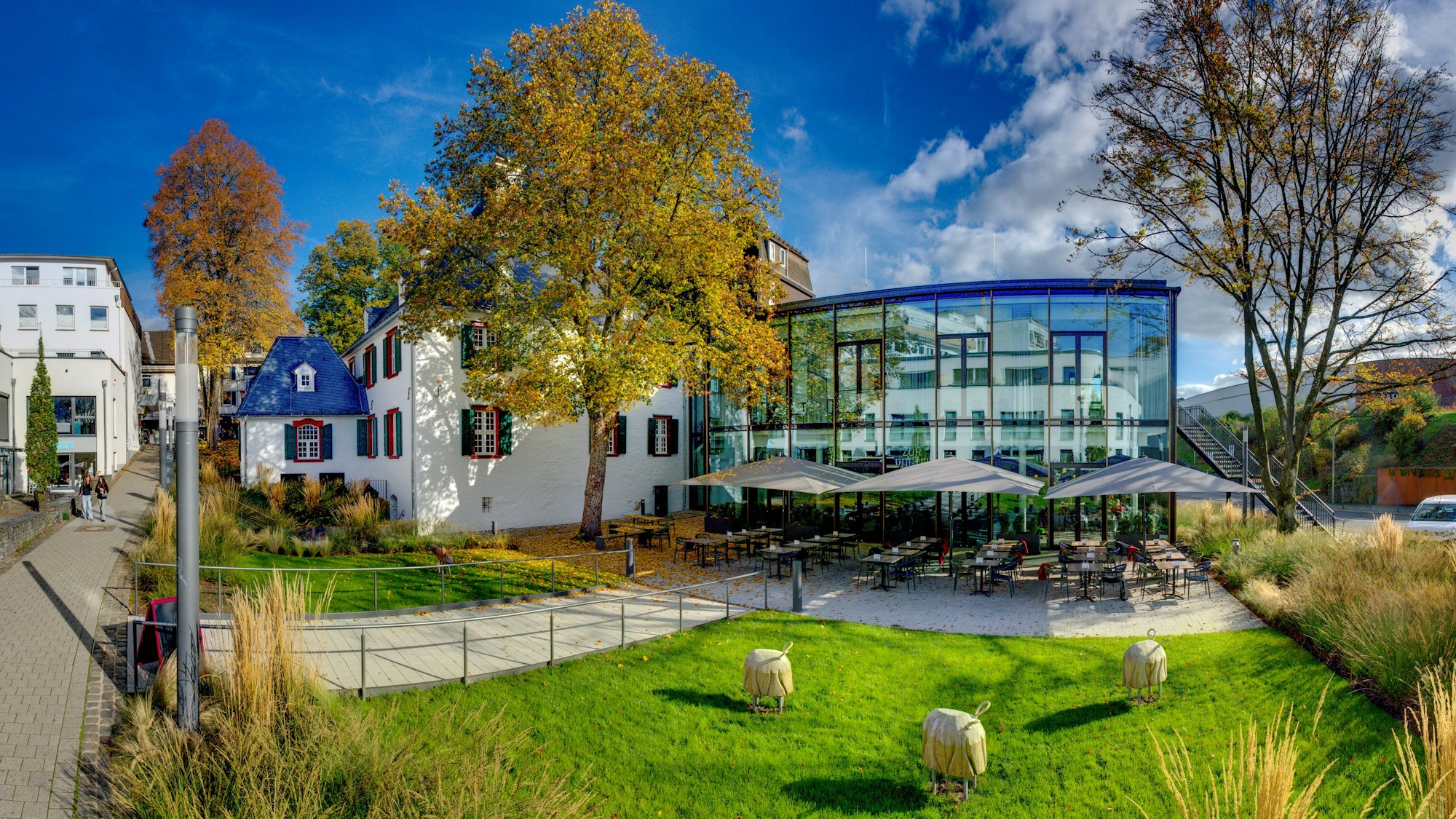 Die Alte Vogtei in Gummersbach im Herbst.