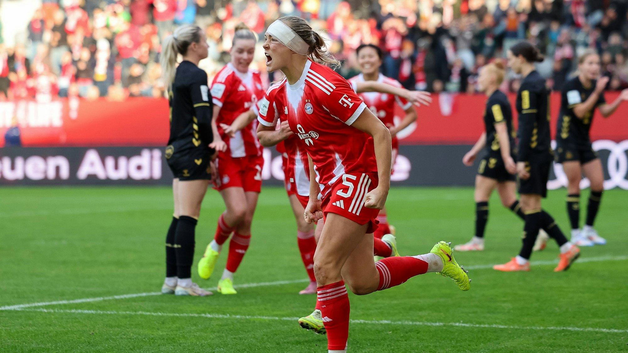 Jubel zum Tor zum 2:1 durch Magdalena Eriksson FC Bayern Muenchen, 05, GER, FC Bayern Muenchen vs. 1. FC Koeln, Fussball, Google Pixel Frauen-Bundesliga, 7. Spieltag, Saison 2025/2026, 19.10.2025, DFL DFB REGULATIONS PROHIBIT ANY USE OF PHOTOGRAPHS as IMAGE SEQUENCES and or QUASI-VIDEO, GER, FC Bayern Muenchen vs. 1. FC Koeln, Fussball, Google Pixel Frauen-Bundesliga, 7. Spieltag, Saison 2025/2026, 19.10.2025 Muenchen *** Celebration for the goal to 2 1 by Magdalena Eriksson FC Bayern Muenchen, 05 , GER, FC Bayern Muenchen vs 1 FC Koeln, Fußball, Google Pixel Frauen Bundesliga, 7 Spieltag, Saison 2025 2026, 19 10 2025, DFL DFB REGULATIONS PROHIBIT ANY USE OF PHOTOGRAPHS as IMAGE SEQUENCES and or QUASI VIDEO, GER, FC Bayern Muenchen vs 1 FC Koeln, Football, Google Pixel Frauen Bundesliga, 7 Spieltag, Saison 2025 2026, 19 10 2025 Muenchen Copyright: xEibner-Pressefoto/JennixMaulx EP_JML