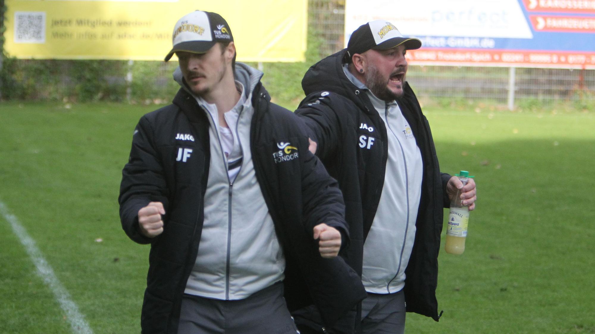 Cheftrainer Julian Fälber (links) und sein Bruder Sascha bejubeln die Mondorfer Führung.