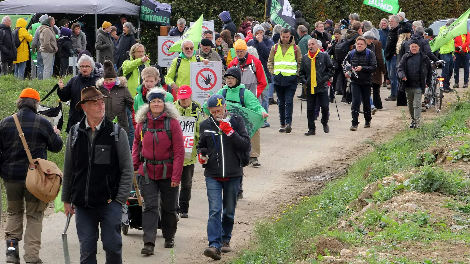 Das Foto zeigt Aktivisten bei der Demo.