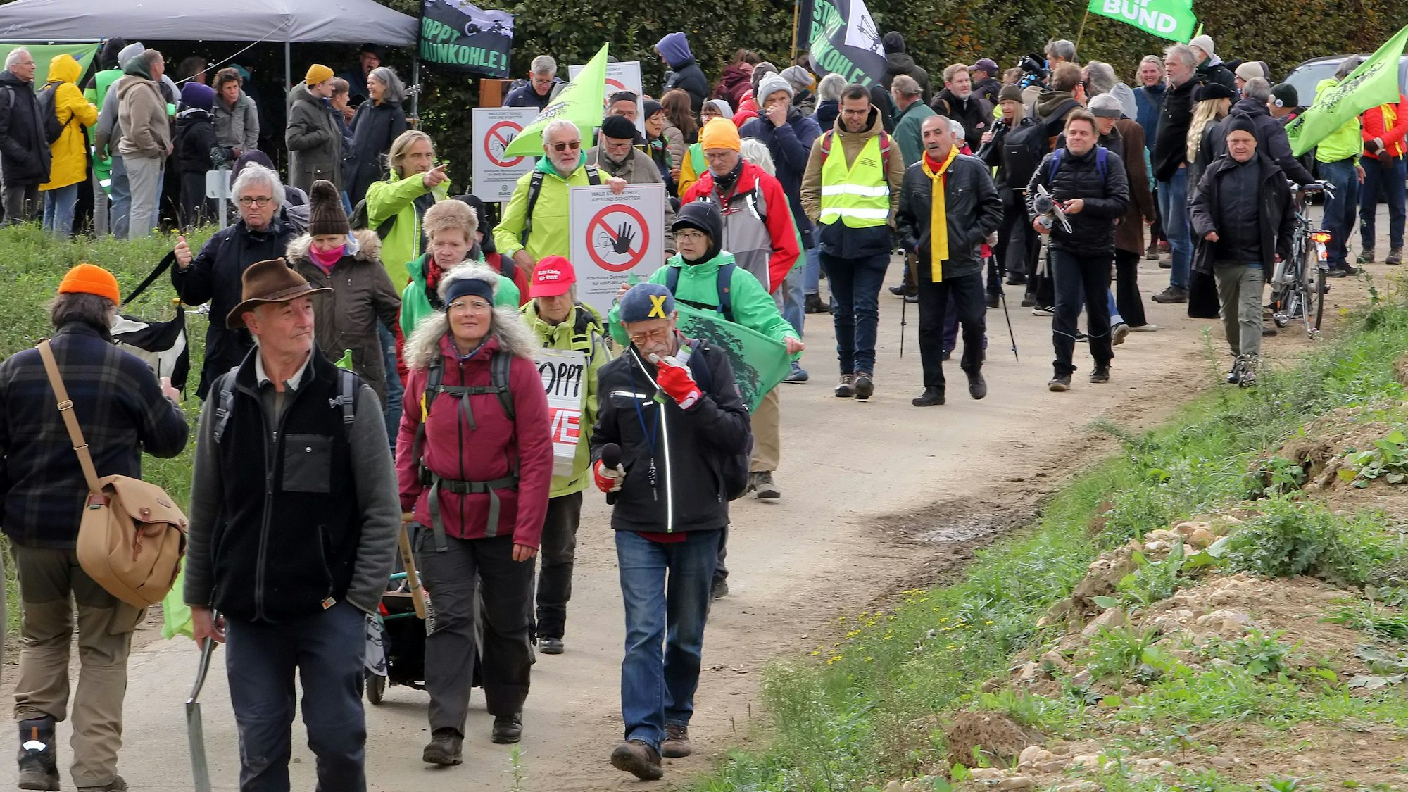 Das Foto zeigt Aktivisten bei der Demo.