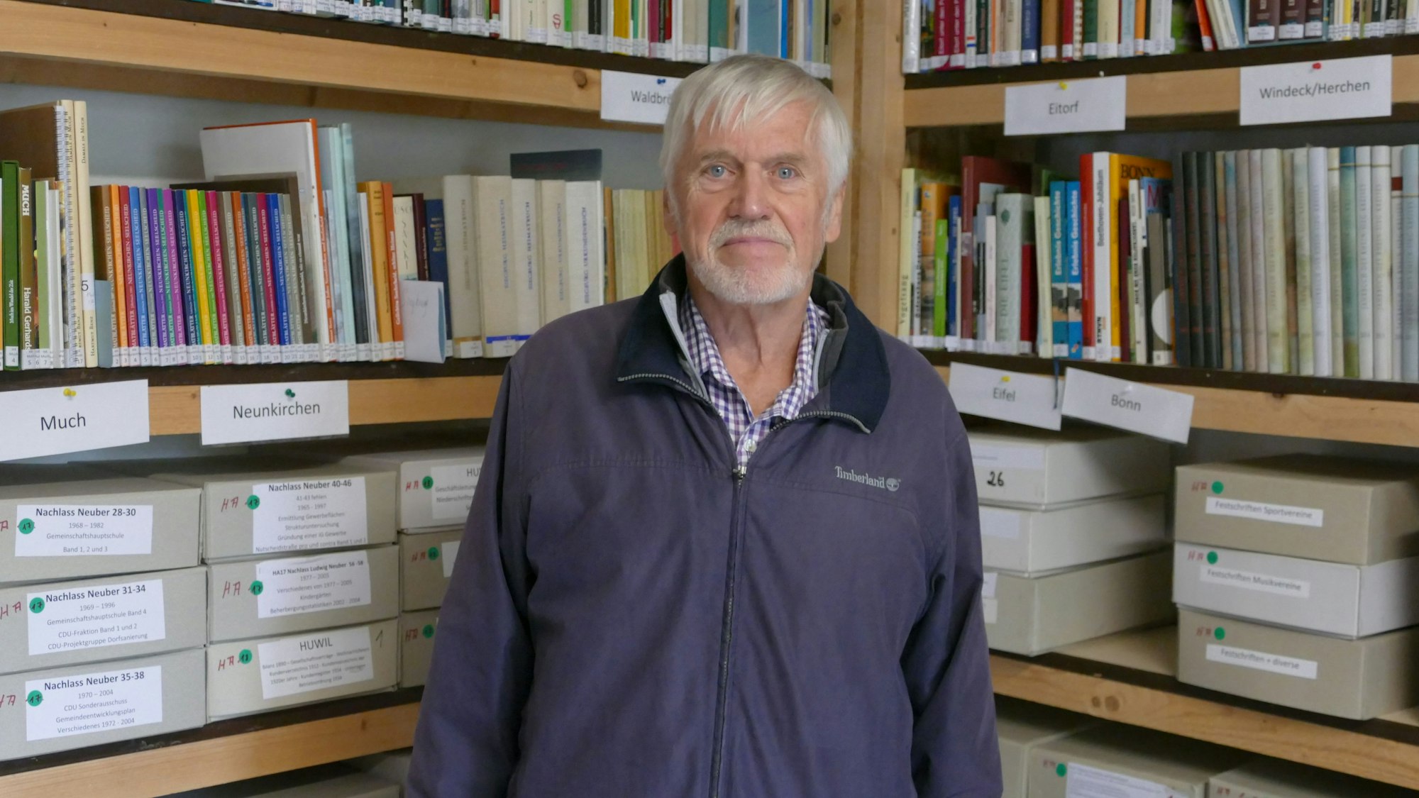 Gemeindearchivar Wolfgang Eilmes, hier in seinem Archiv, hat sich dafür eingesetzt, dass das Bild des Nazi-Bürgermeisters wieder im Rathaus aufgehängt wird.