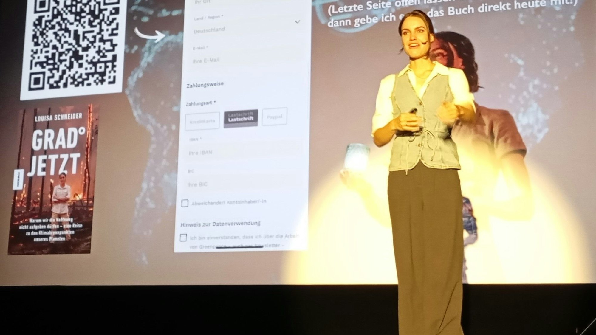 Eine junge Frau steht auf einer Bühne.