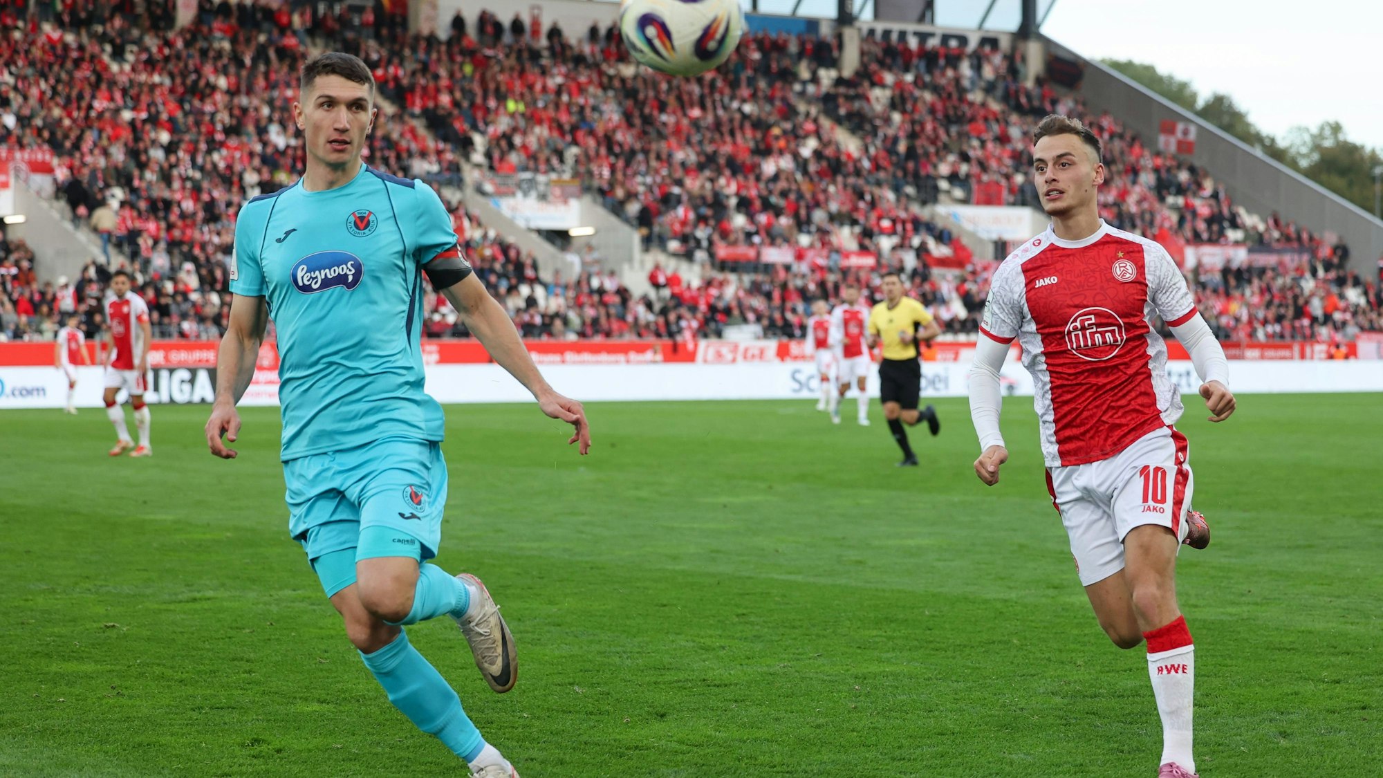 Christoph Greger, Marvin Obuz Rot-Weiss Essen - FC Viktoria Köln 18.10.2025 Christoph Greger 15, Viktoria Köln im Duell mit Marvin Obuz 10, RWE Rot-Weiss Essen RWE, Rot Weiß Essen gegen FC Viktoria Köln am 18. Oktober 2025 im Stadion an der Hafenstraße in Essen Nordrhein Westfalen / Deutschland / GER. Fußball 11. Spieltag der 3. Liga Saison 2025/2026. Endstand 1:0 vor 16.307 Zuschauer. *** Christoph Greger, Marvin Obuz Rot Weiss Essen FC Viktoria Köln 18 10 2025 Christoph Greger 15, Viktoria Köln in duel with Marvin Obuz 10, RWE Rot Weiss Essen RWE, Rot Weiß Essen vs FC Viktoria Köln on October 18, 2025 at Stadion an der Hafenstraße in Essen Nordrhein Westfalen Germany GER Soccer 11 Matchday of the 3 Liga Season 2025 2026 Final Score 1 0 in front of 16 307 Spectators