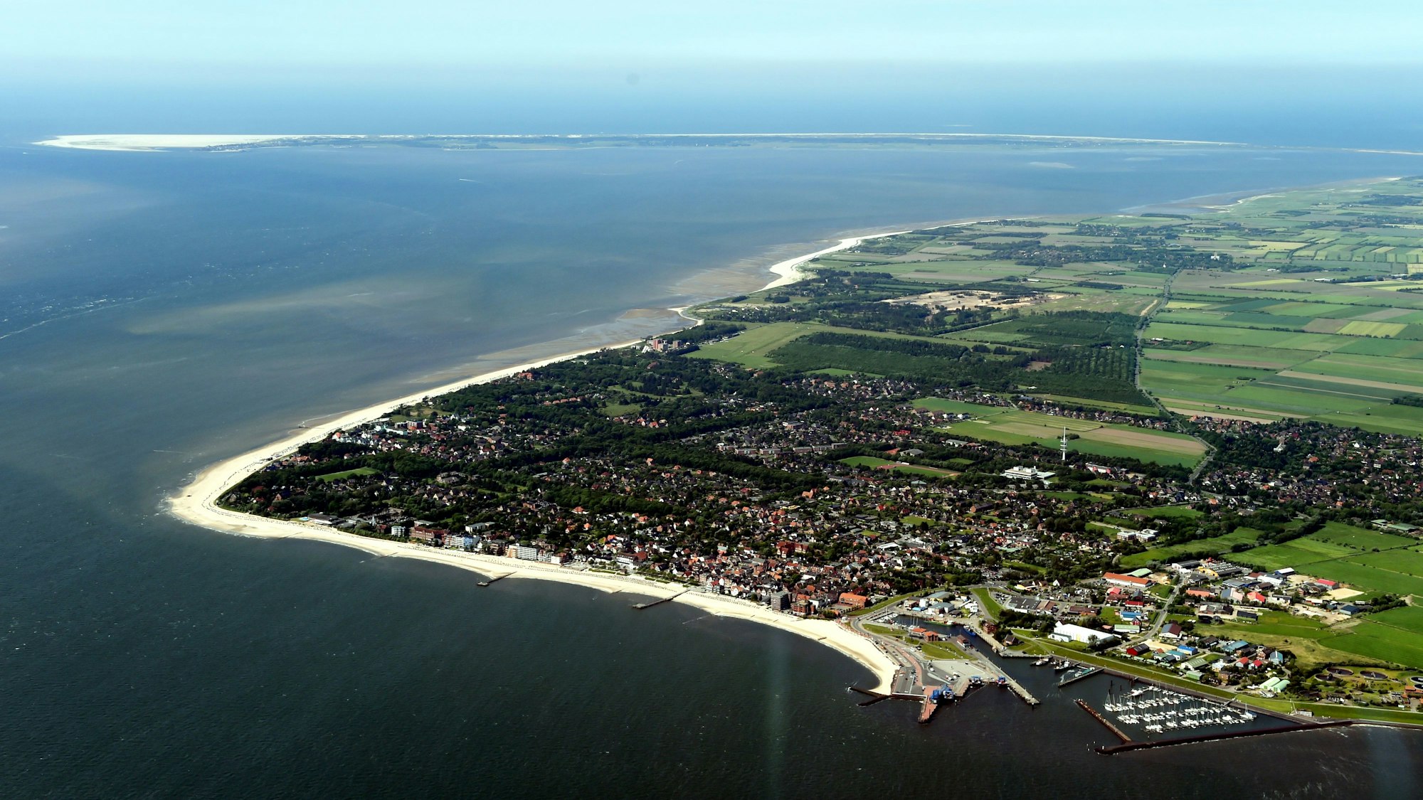Die Luftaufnahme zeigt die Insel Föhr vor der Nordseeküste von Schleswig-Holstein. (Archivbild)