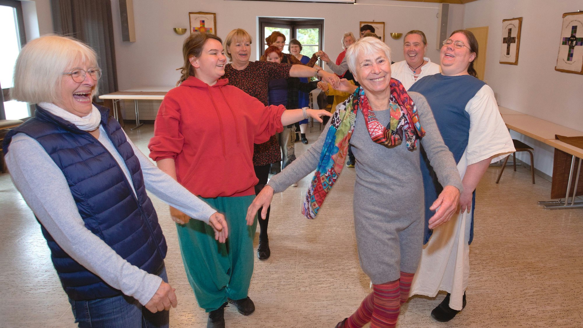 Mehrere Frauen trainieren bei einem Tanzkurs mittelalterliche Tänze.