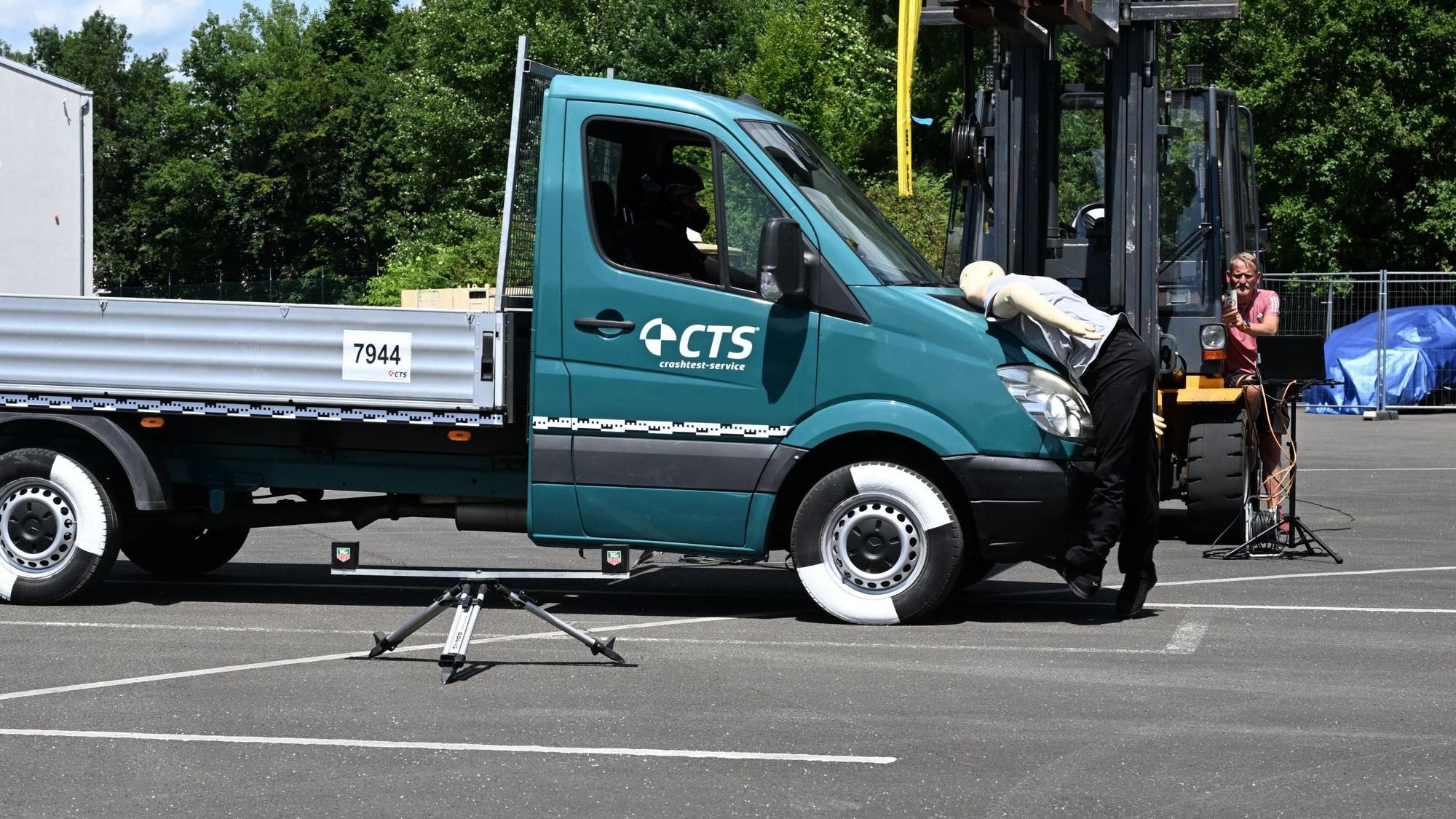 Bei einem Crashtest fährt ein Lieferwagen einen Dummy an.