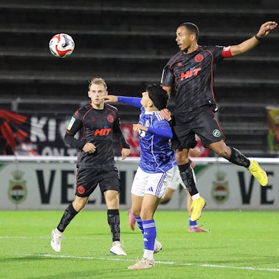 Regionalliga West: FC Schalke 04 U23 - SC Fortuna Koeln ** NUR FÜR REDAKTIONELLE ZWECKE ** EDITORIAL USE ONLY **Fussball Regionalliga West 12.Spieltag Freitag 17.10.2025 Parkstadion Gelsenkirchen FC Schalke 04 II - SC Fortuna Koeln Im Bild in der Mitte Vincenzo Onofrietti (S04 U23) und in der Luft Robin Afamefuna (Fortuna Koeln) Deutschland Gelsenkirchen Copyright: StefanxRittershaus *** Regionalliga West FC Schalke 04 U23 SC Fortuna Koeln FOR EDITORIAL PURPOSES ONLY p Soccer Regionalliga West 12 Matchday Friday 17 10 2025 Parkstadion Gelsenkirchen FC Schalke 04 II SC Fortuna Koeln In the picture in the middle Vincenzo Onofrietti S04 U23 and in the air Robin Afamefuna Fortuna Koeln Germany Gelsenkirchen Copyright StefanxRi Copyright: StefanxRittershaus doc82v5nfdwvrau9tidiyg ,EDITORIAL USE ONLY