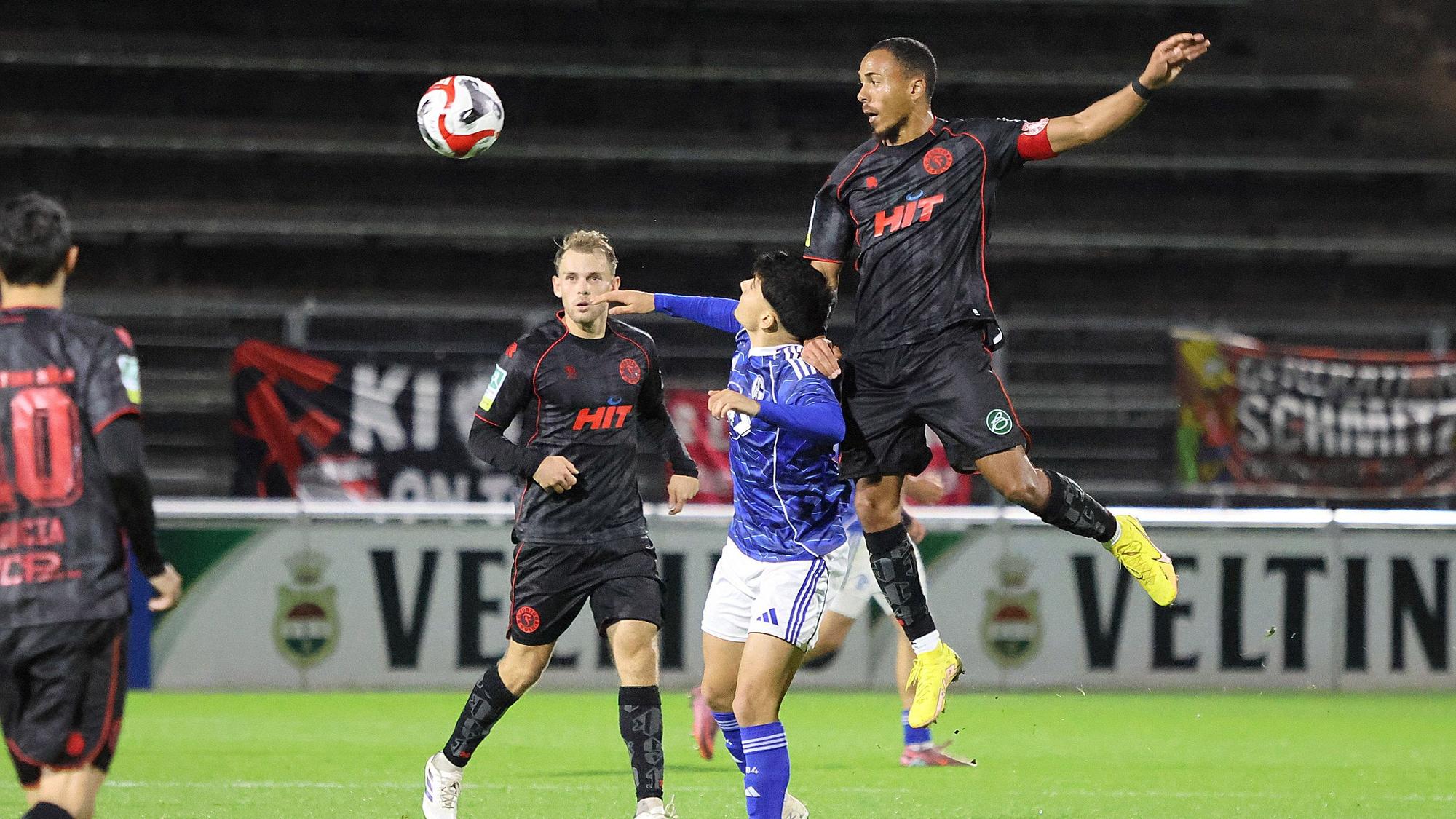 Regionalliga West: FC Schalke 04 U23 - SC Fortuna Koeln ** NUR FÜR REDAKTIONELLE ZWECKE ** EDITORIAL USE ONLY **Fussball Regionalliga West 12.Spieltag Freitag 17.10.2025 Parkstadion Gelsenkirchen FC Schalke 04 II - SC Fortuna Koeln Im Bild in der Mitte Vincenzo Onofrietti (S04 U23) und in der Luft Robin Afamefuna (Fortuna Koeln) Deutschland Gelsenkirchen Copyright: StefanxRittershaus *** Regionalliga West FC Schalke 04 U23 SC Fortuna Koeln FOR EDITORIAL PURPOSES ONLY p Soccer Regionalliga West 12 Matchday Friday 17 10 2025 Parkstadion Gelsenkirchen FC Schalke 04 II SC Fortuna Koeln In the picture in the middle Vincenzo Onofrietti S04 U23 and in the air Robin Afamefuna Fortuna Koeln Germany Gelsenkirchen Copyright StefanxRi Copyright: StefanxRittershaus doc82v5nfdwvrau9tidiyg ,EDITORIAL USE ONLY