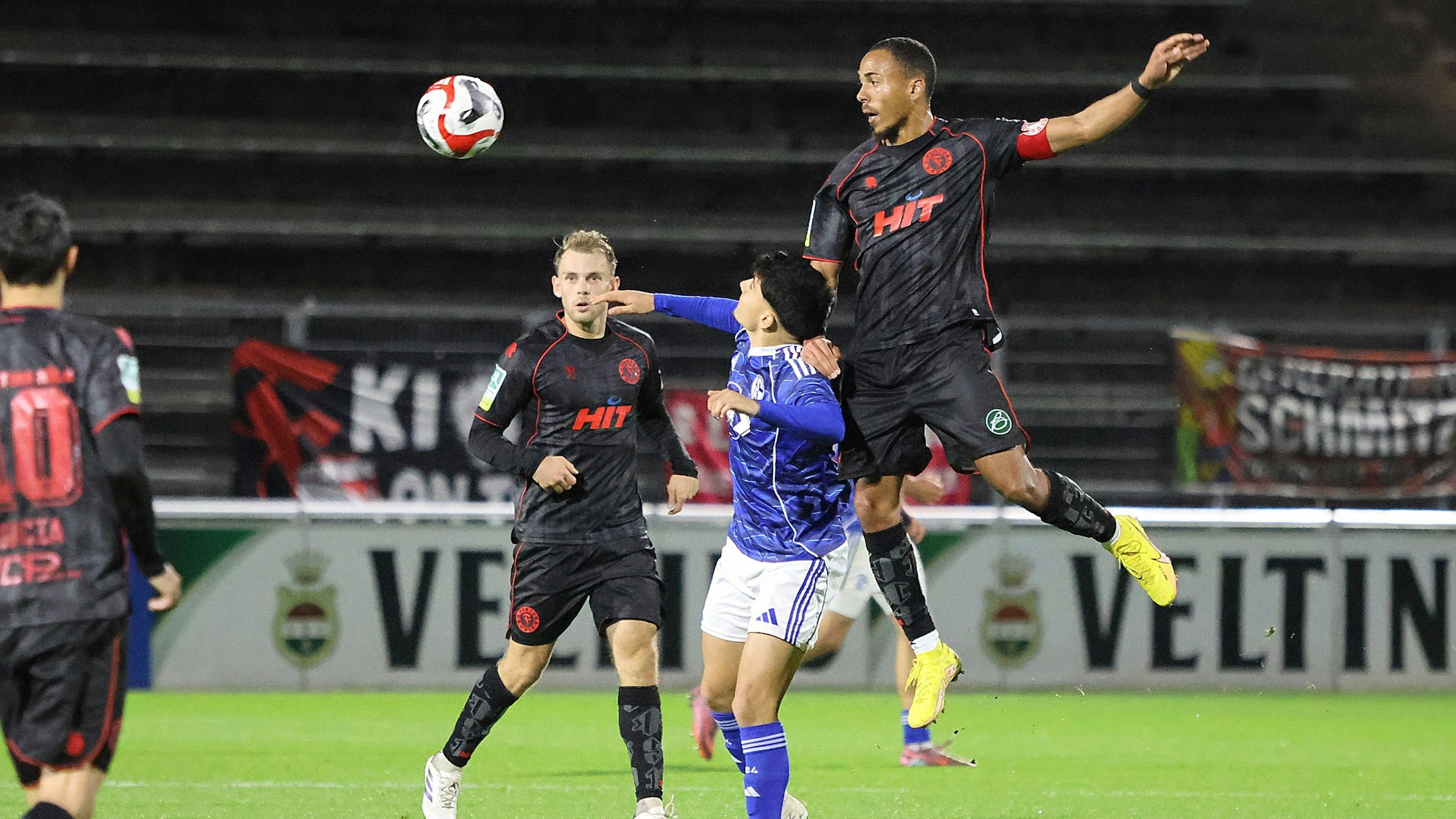 Regionalliga West: FC Schalke 04 U23 - SC Fortuna Koeln ** NUR FÜR REDAKTIONELLE ZWECKE ** EDITORIAL USE ONLY **Fussball Regionalliga West 12.Spieltag Freitag 17.10.2025 Parkstadion Gelsenkirchen FC Schalke 04 II - SC Fortuna Koeln Im Bild in der Mitte Vincenzo Onofrietti (S04 U23) und in der Luft Robin Afamefuna (Fortuna Koeln) Deutschland Gelsenkirchen Copyright: StefanxRittershaus *** Regionalliga West FC Schalke 04 U23 SC Fortuna Koeln FOR EDITORIAL PURPOSES ONLY p Soccer Regionalliga West 12 Matchday Friday 17 10 2025 Parkstadion Gelsenkirchen FC Schalke 04 II SC Fortuna Koeln In the picture in the middle Vincenzo Onofrietti S04 U23 and in the air Robin Afamefuna Fortuna Koeln Germany Gelsenkirchen Copyright StefanxRi Copyright: StefanxRittershaus doc82v5nfdwvrau9tidiyg ,EDITORIAL USE ONLY