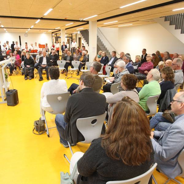 In seiner Ansprache blickte der Vorsitzende Hans-Jürgen Parpart (l.) auf 40 Jahre Heimat- und Geschichtsverein Neunkirchen-Seelscheid zurück.