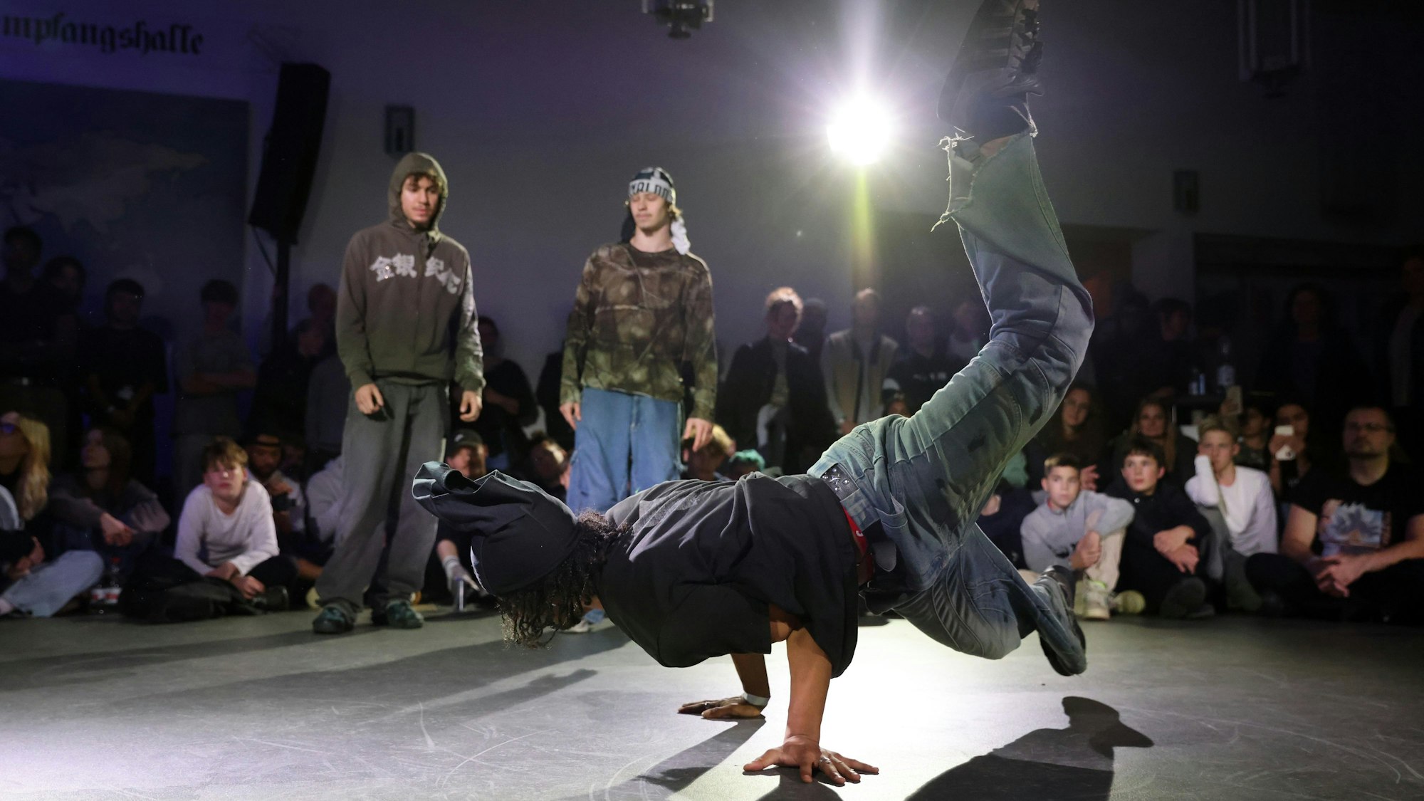 Im Stil der 2000er Jahre: Junge Breakdancer beweisen beim Wettbewerb ihr Können.