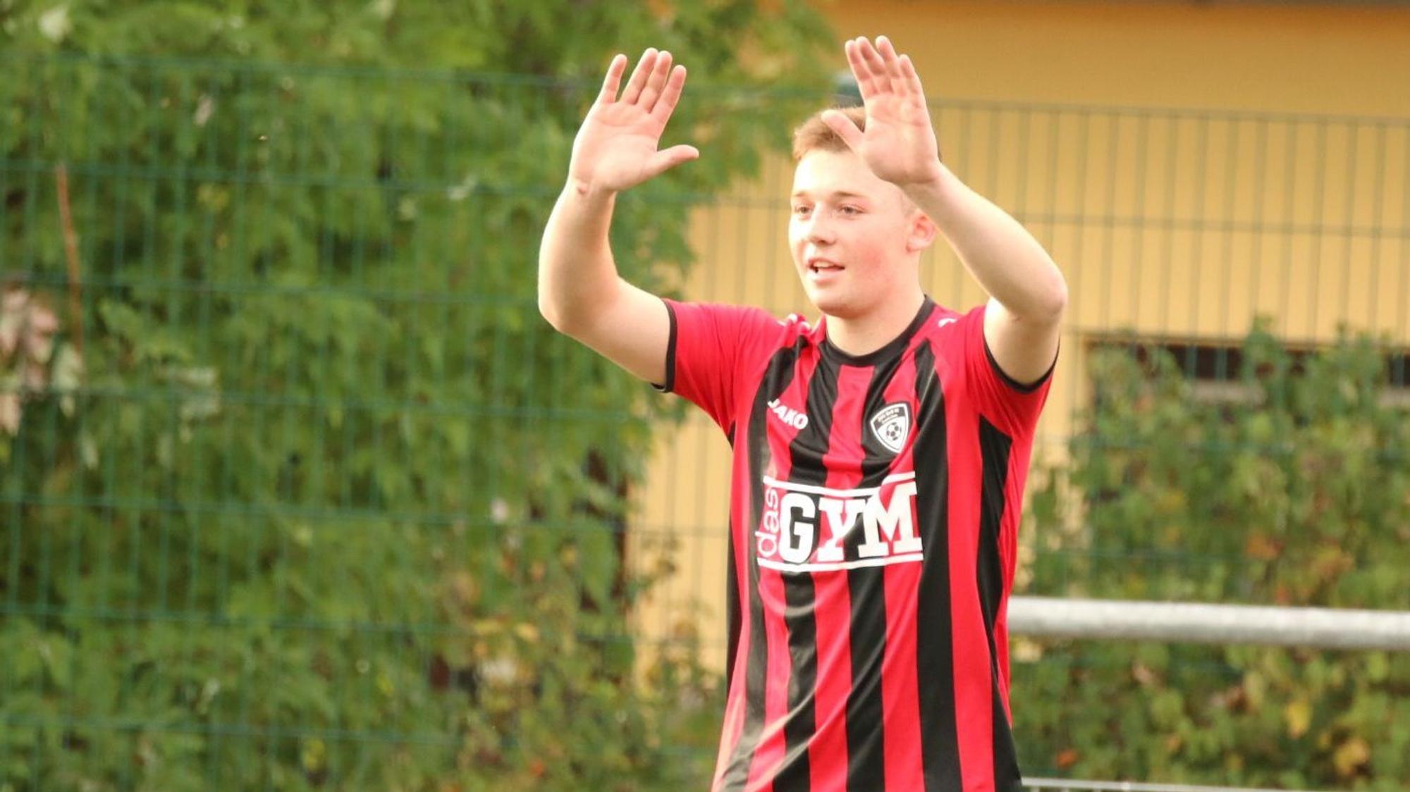 Ben Bungart hebt beide Hände und wartet auf Spieler, die mit ihm abklatschen.