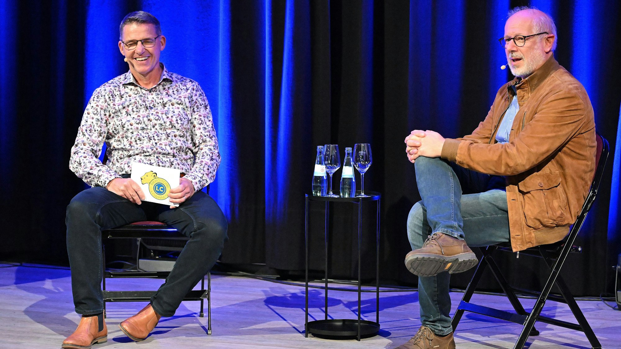 Der Direktor des Kölner Zoos Prof. Theo Pagel (rechts) mit Moderator Dirk Sauer. Pagel erklärte unter anderem, wie der Kölner Zoo am Erhalt der Art der Przewalski-Pferde mitarbeitet.