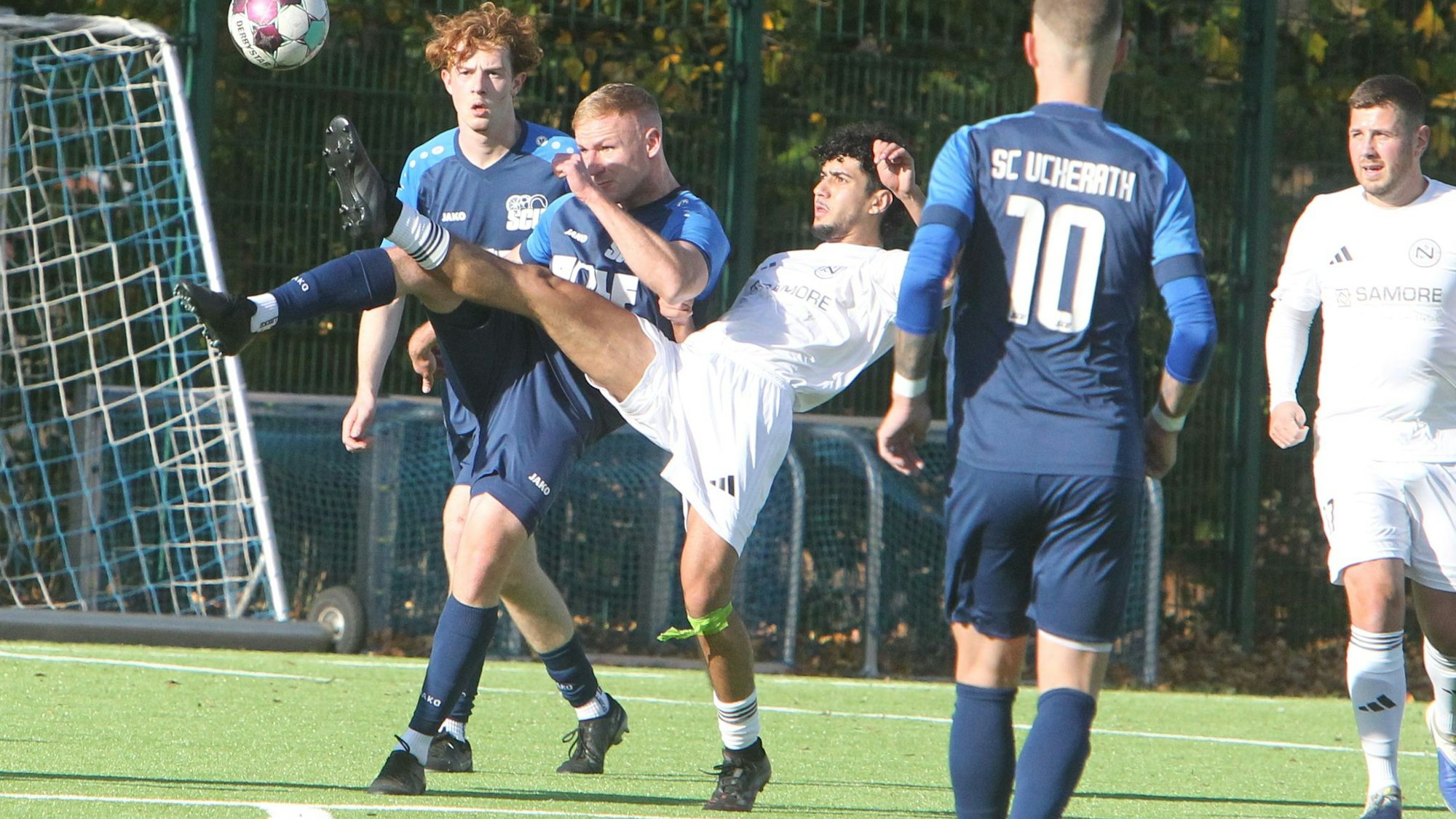 Der SC Uckerath um Johannes Grünig (Zweiter von links) kassiert eine bittere Heimpleite.